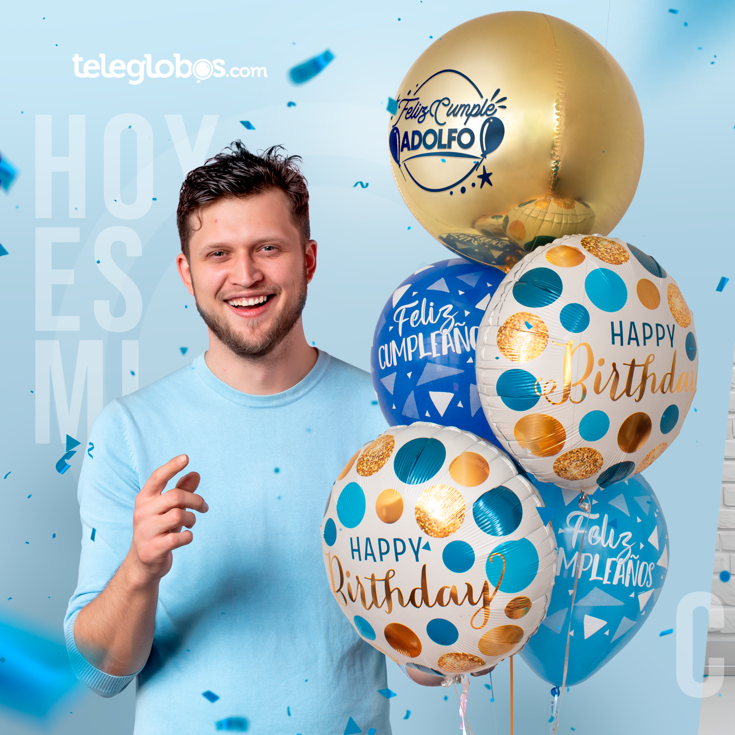 Hombre sonriente recibe su bouquet de globos de cumpleaños con helio: orbz dorado personalizado con su nombre y globos Happy Birthday en azul y oro