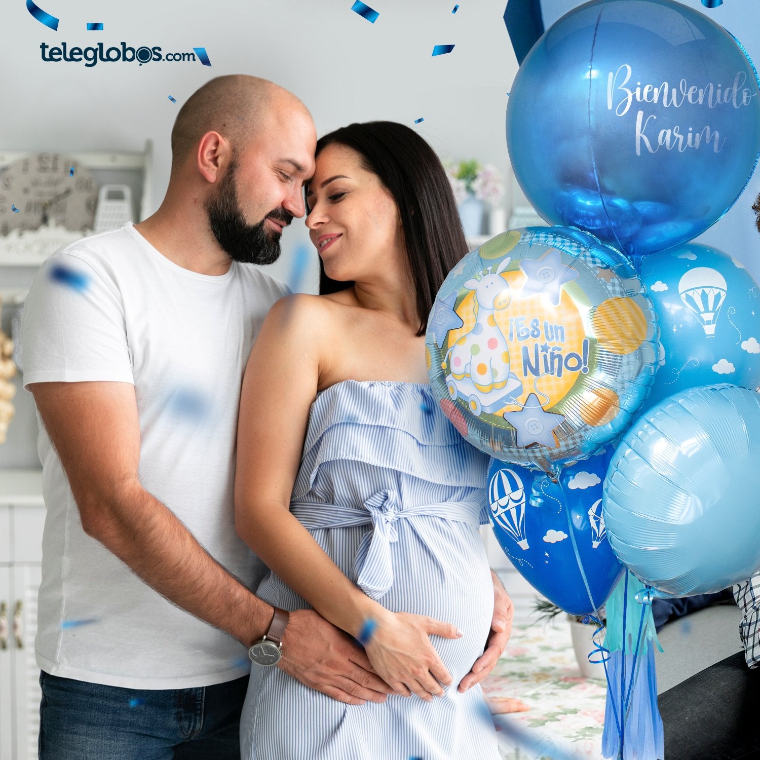 Pareja esperando bebé junto a bouquet azul de baby shower con orbz Bienvenido Karim y globo Es un Niño — globos de baby shower niño Teleglobos CDMX