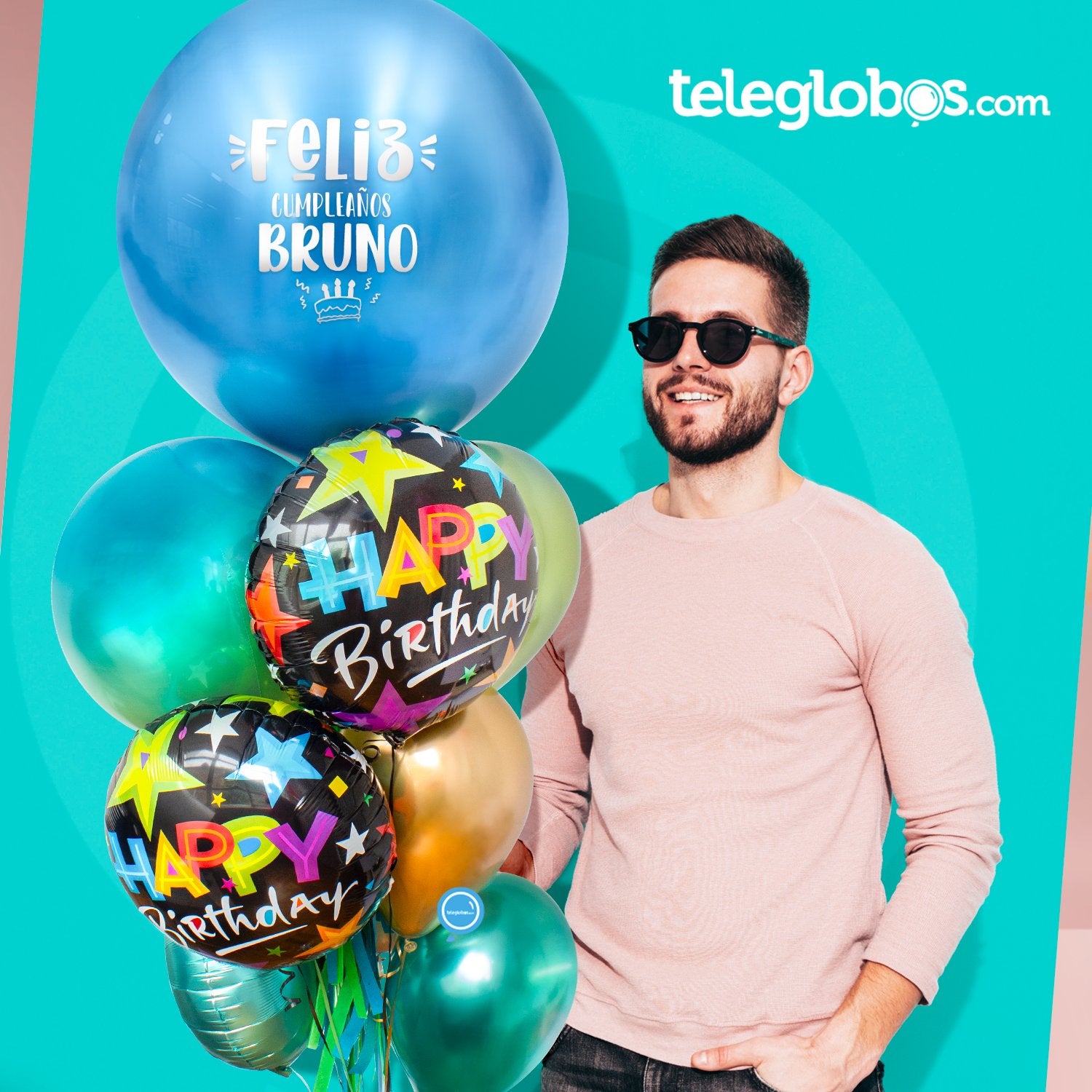 Hombre con lentes de sol carga un arreglo de globos de cumpleaños: gigante azul personalizado Feliz Cumpleaños Bruno con metálicos Happy Birthday y cromados verdes y dorados