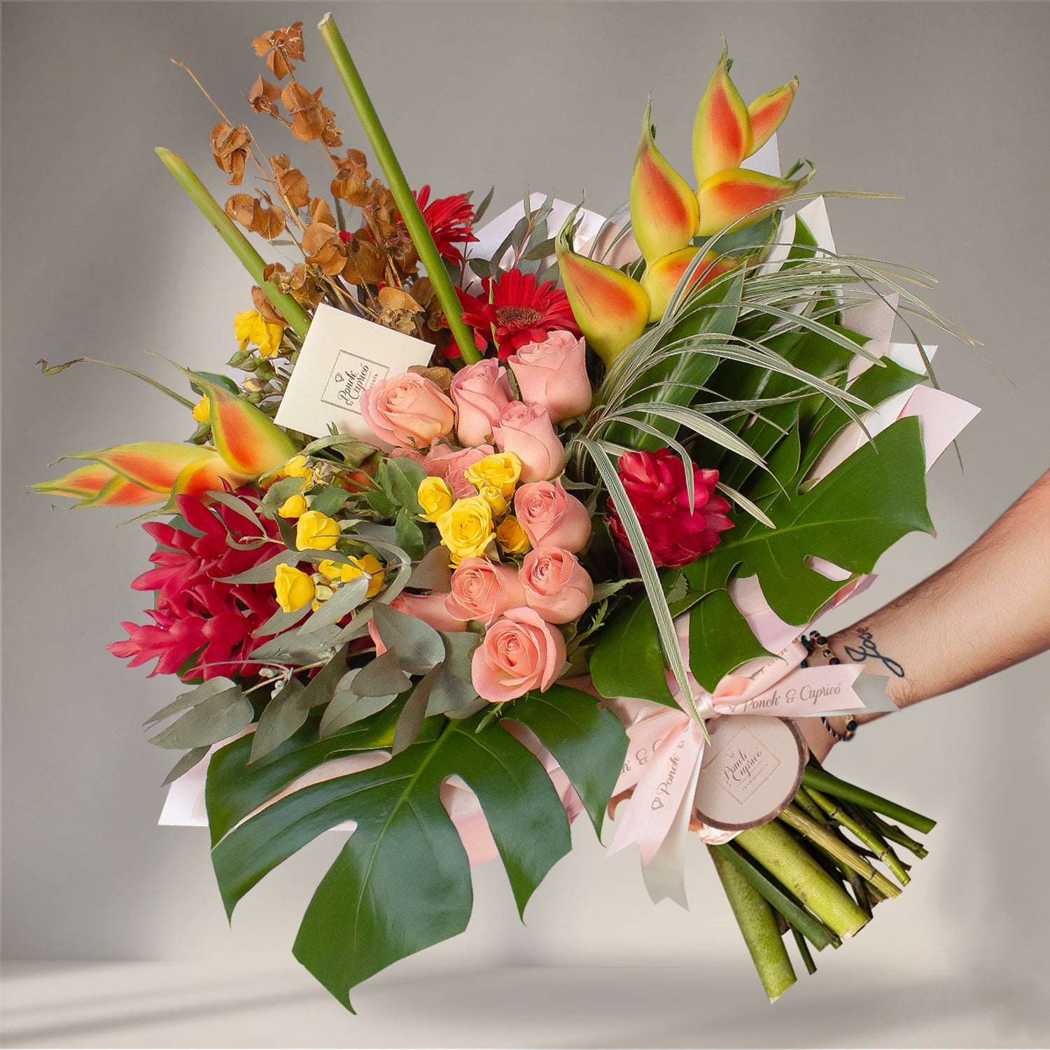 12 Rosas Hermosas, Hawaiana, Gerberas Rojas, Tomatón Café Preservado y Eucalipto -ALA021-