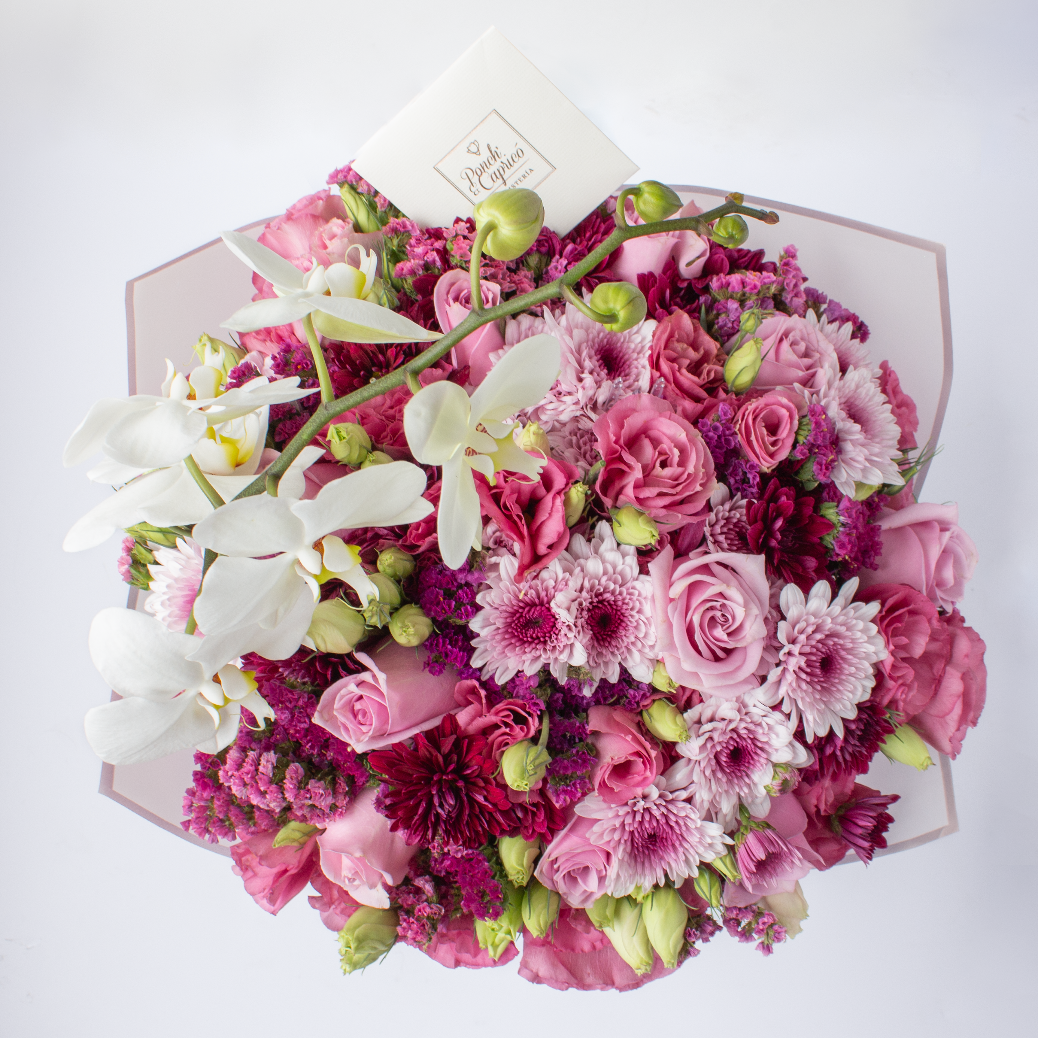 Arreglo Floral de Rosas Náuticas, Orquídea Blanca, Lisianthus Magenta y Moreliana -GI031-