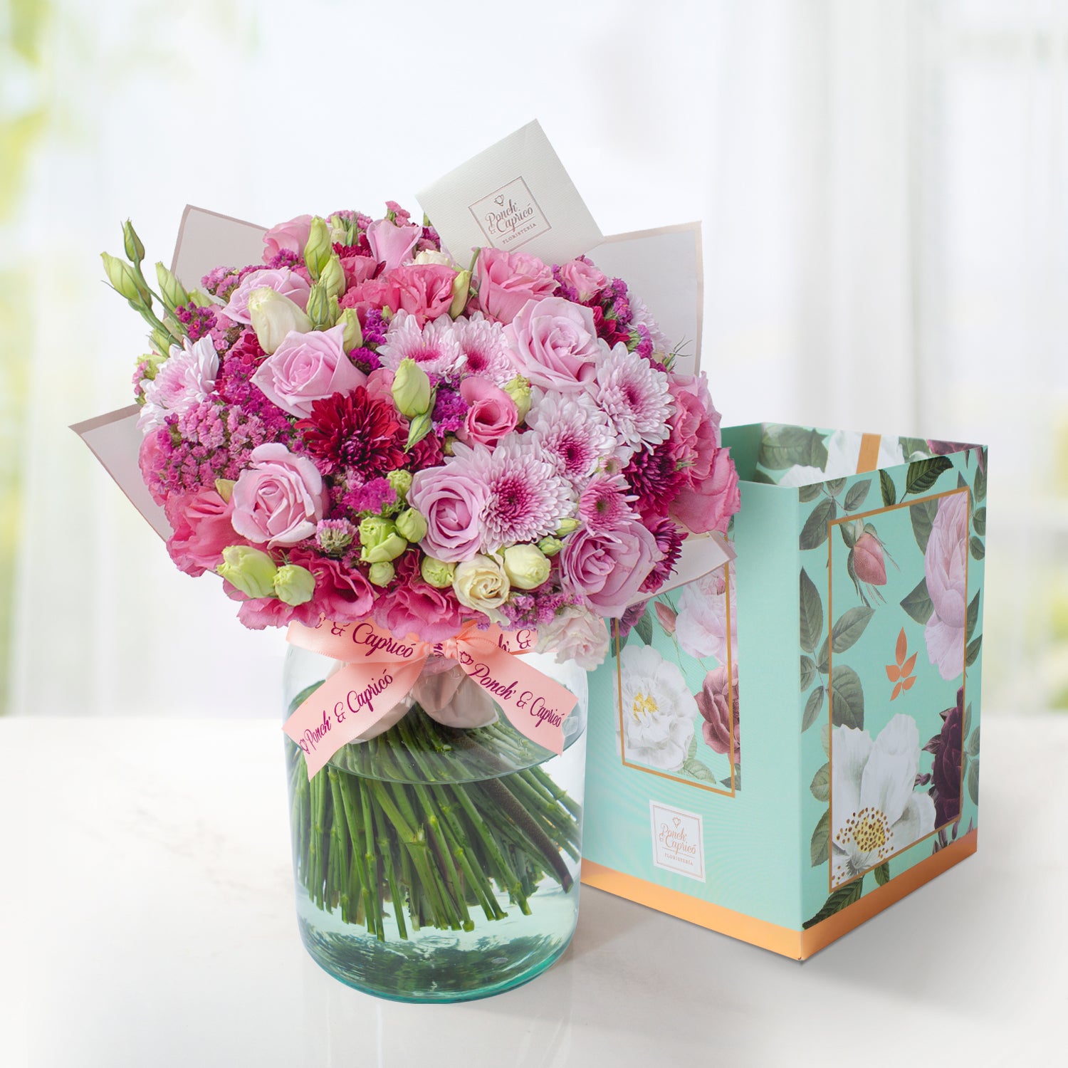 Arreglo Floral de Rosas Náuticas, Orquídea Blanca, Lisianthus Magenta y Moreliana -GI031-