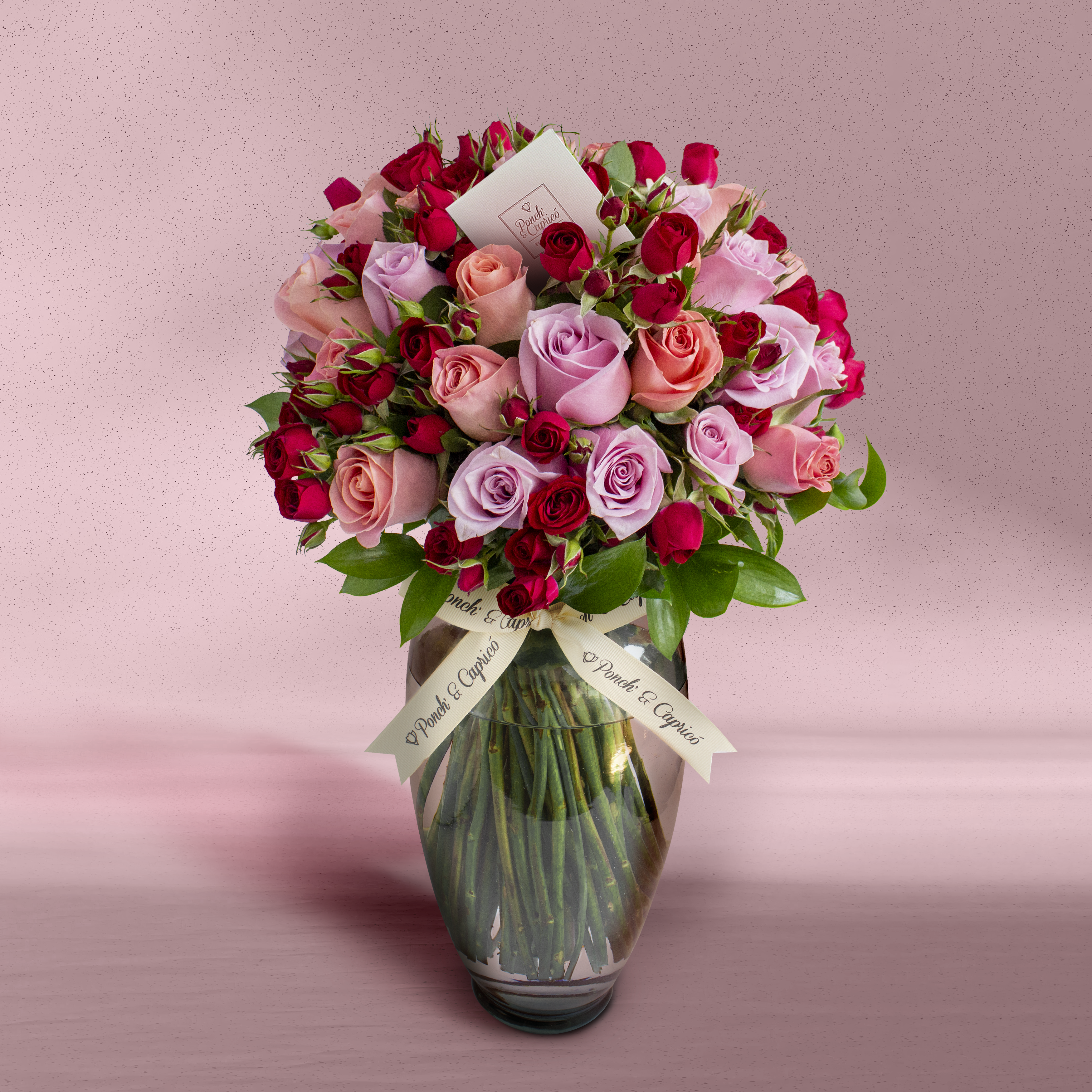 Arreglo Floral de Rosas Rosadas, Náutica y Mini Rosas Rojas