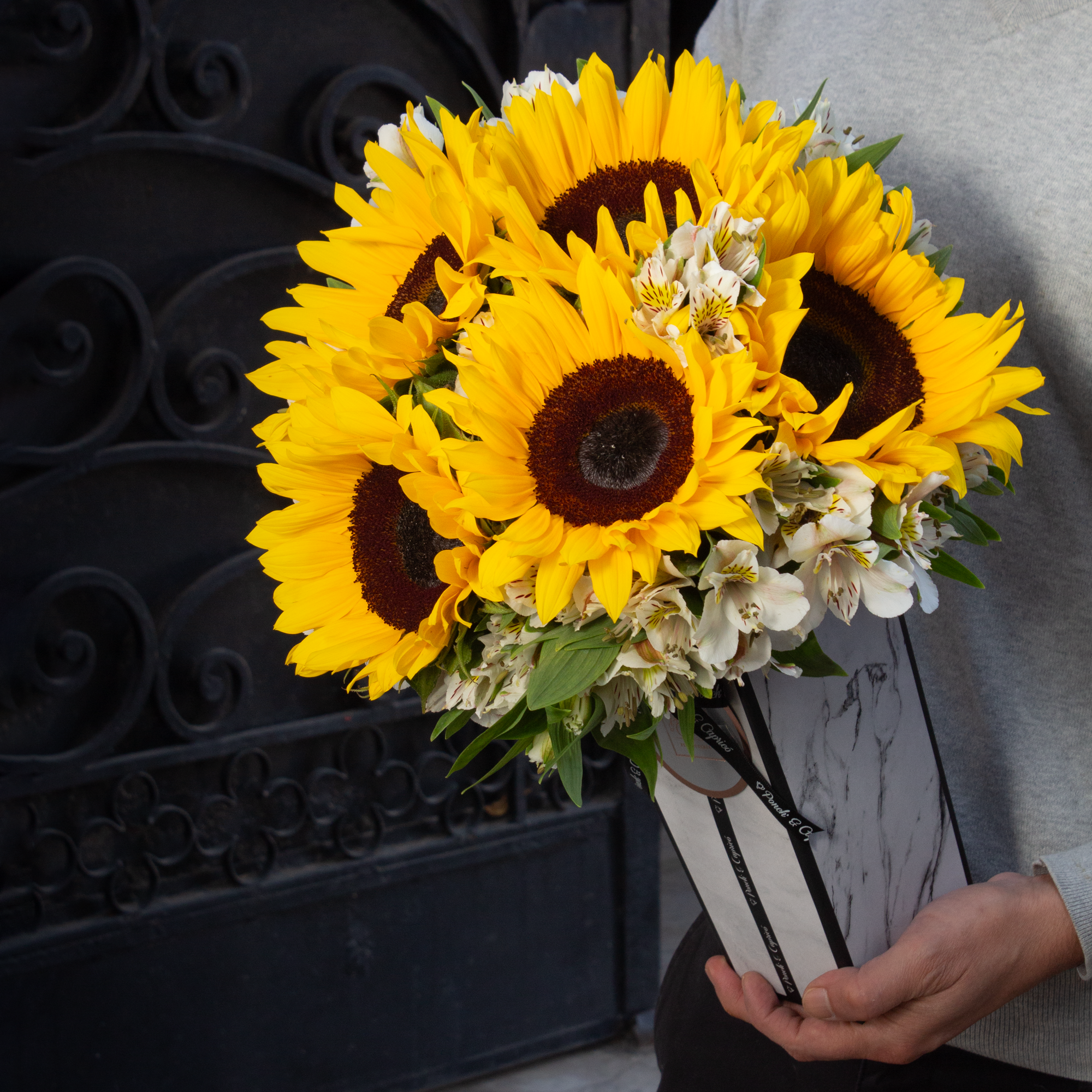 Arreglo de Girasoles y Alstromelia Blanca - MIL005