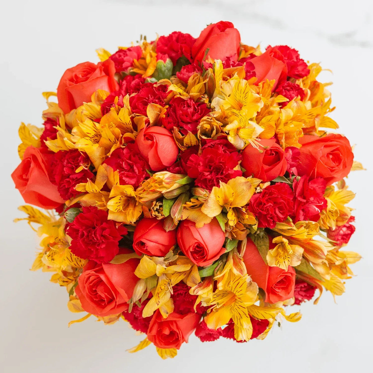 Arreglo floral de 12 Rosas Coral, Clavellinas y Alstromelias Amarillas -GI012-