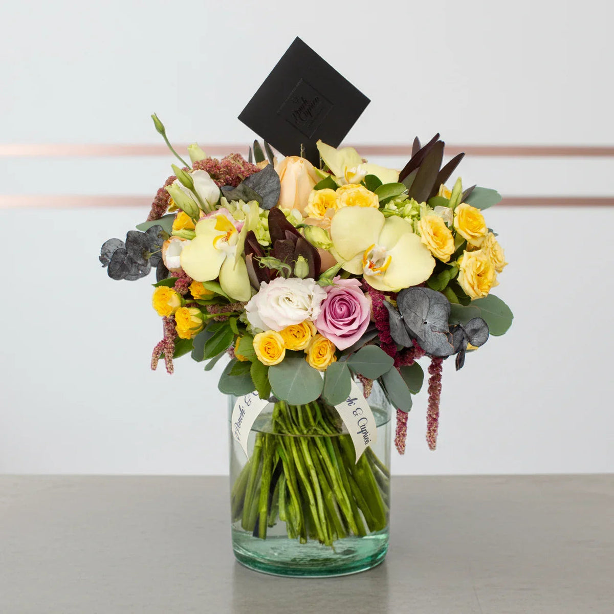 Arreglo floral de Orquídea Amarilla, Rosas Náuticas, Rosas Peach Avalanche, Lisianthus Pecoté Rosado y Dólar Marrón Pres