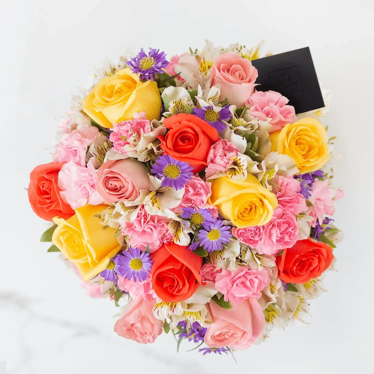 Arreglo floral de 12 Rosas Mix, Alstro Blanca y Clavellinas Rosadas -GI011-
