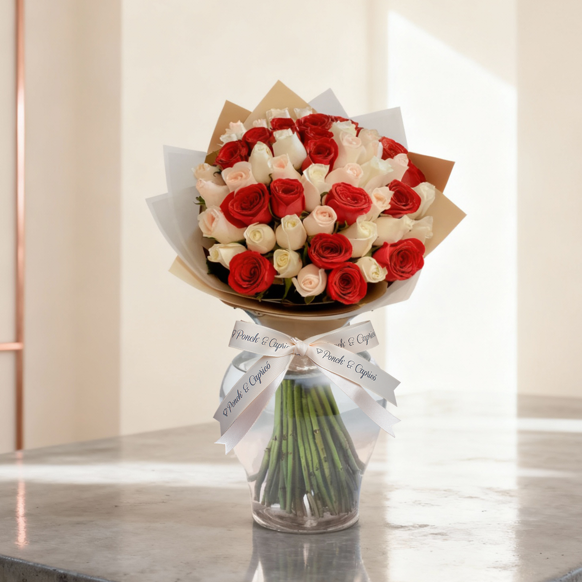 Ramo de Rosas Rojas, Beige y Crema con Globo Gigante de Graduación -SET162- - arreglo floral