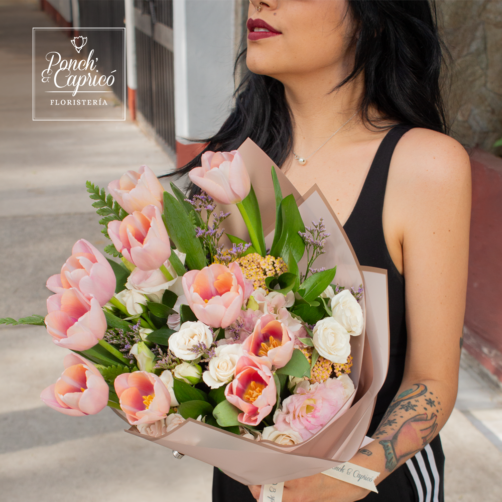 Ramo de Tulipanes Rosas, Mini Rosas Porceline, Lisianthus y Aquilea -PRAM057-
