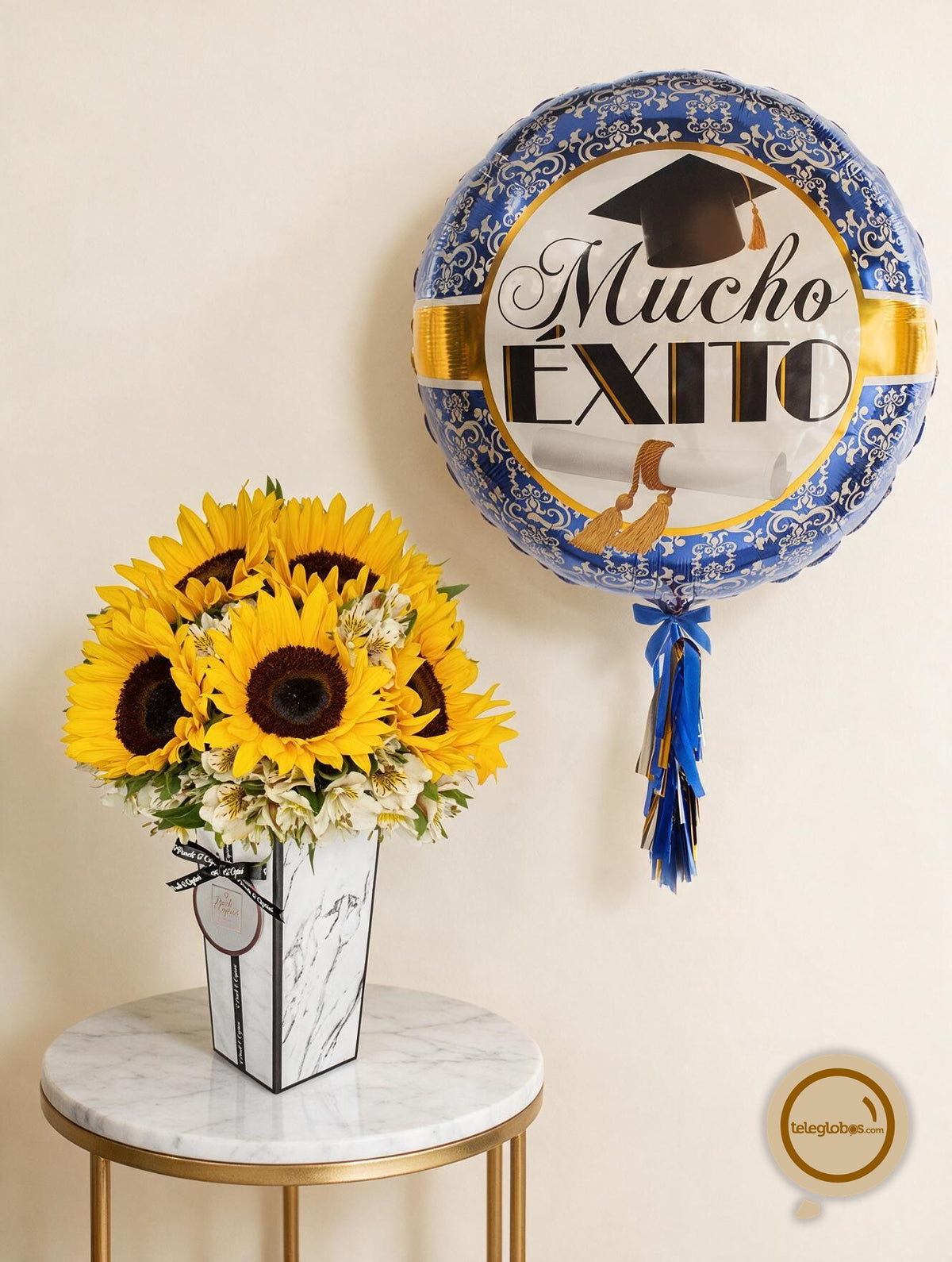 Arreglo de Girasoles y Alstromelia Blanca con Globo Gigante de Graduación -SET160-