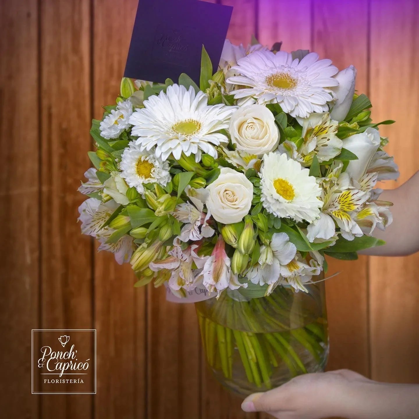 Arreglo floral de Rosas Blancas, Gerberas y Alstromelia -GI008-