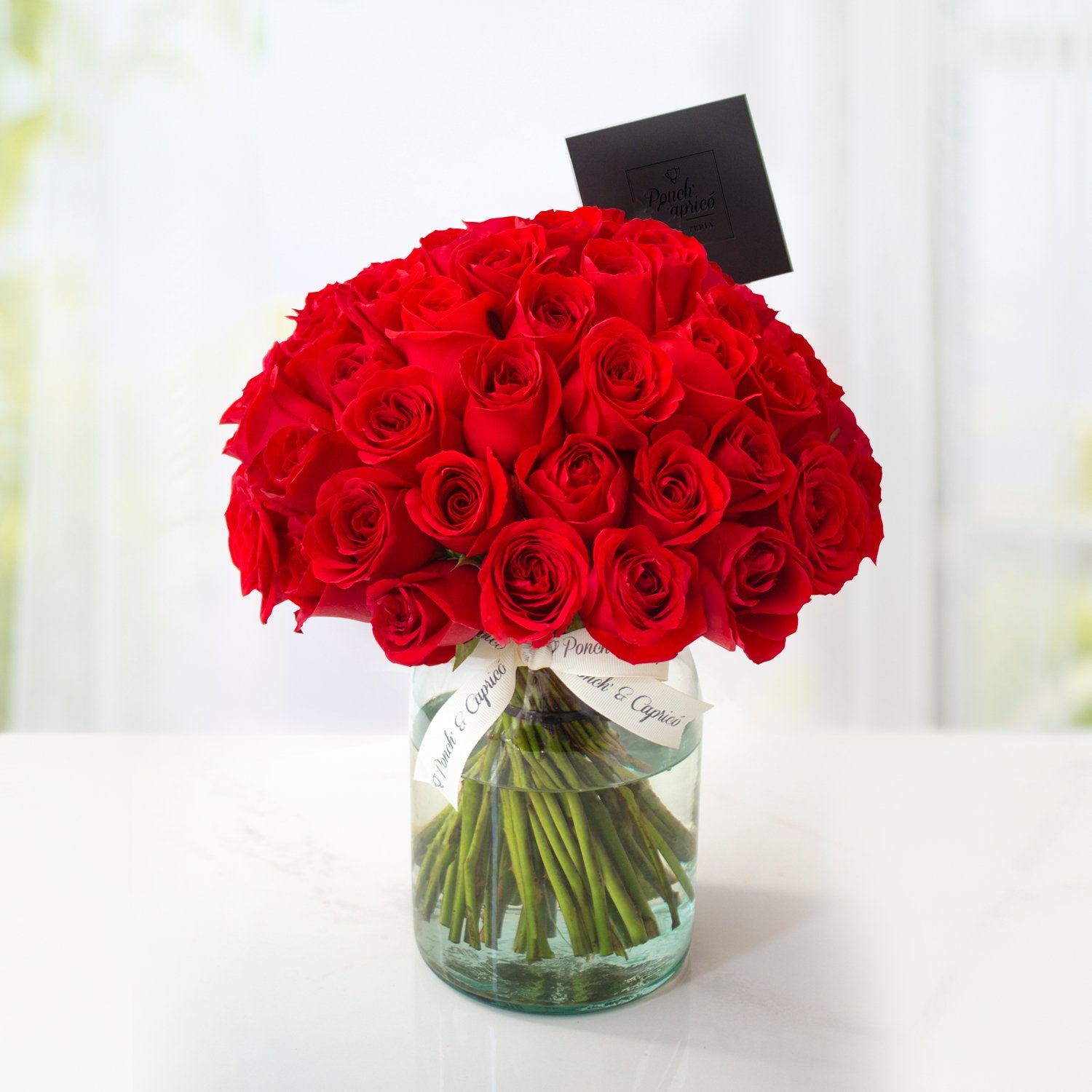 50 rosas (color de rosas a elegir) en florero de vidrio | Globos y Regalos Teleglobos.com.mx.