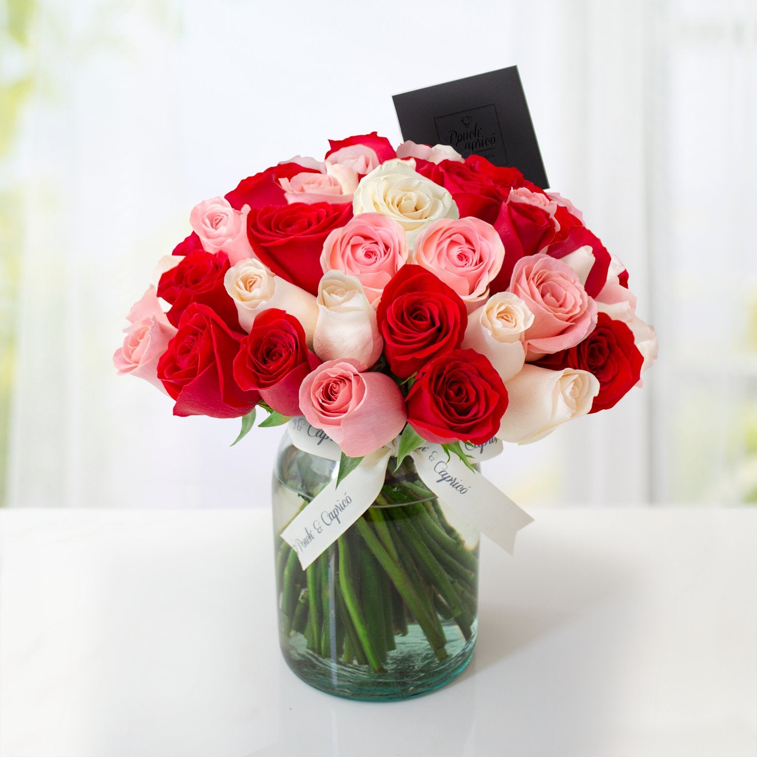 50 rosas (color de rosas a elegir) en florero de vidrio | Globos y Regalos Teleglobos.com.mx.