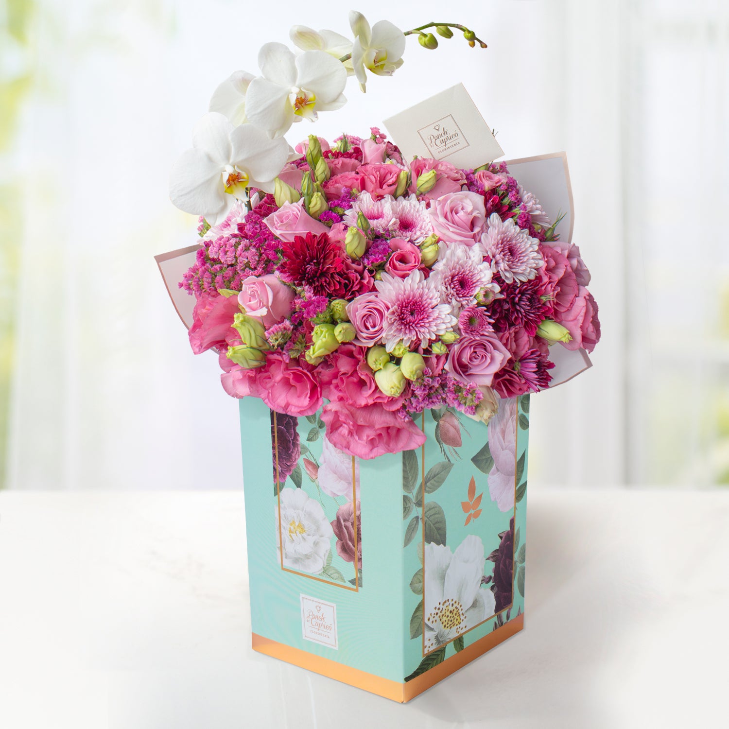 Arreglo Floral de Rosas Náuticas, Orquídea Blanca, Lisianthus Magenta y Moreliana -GI031-