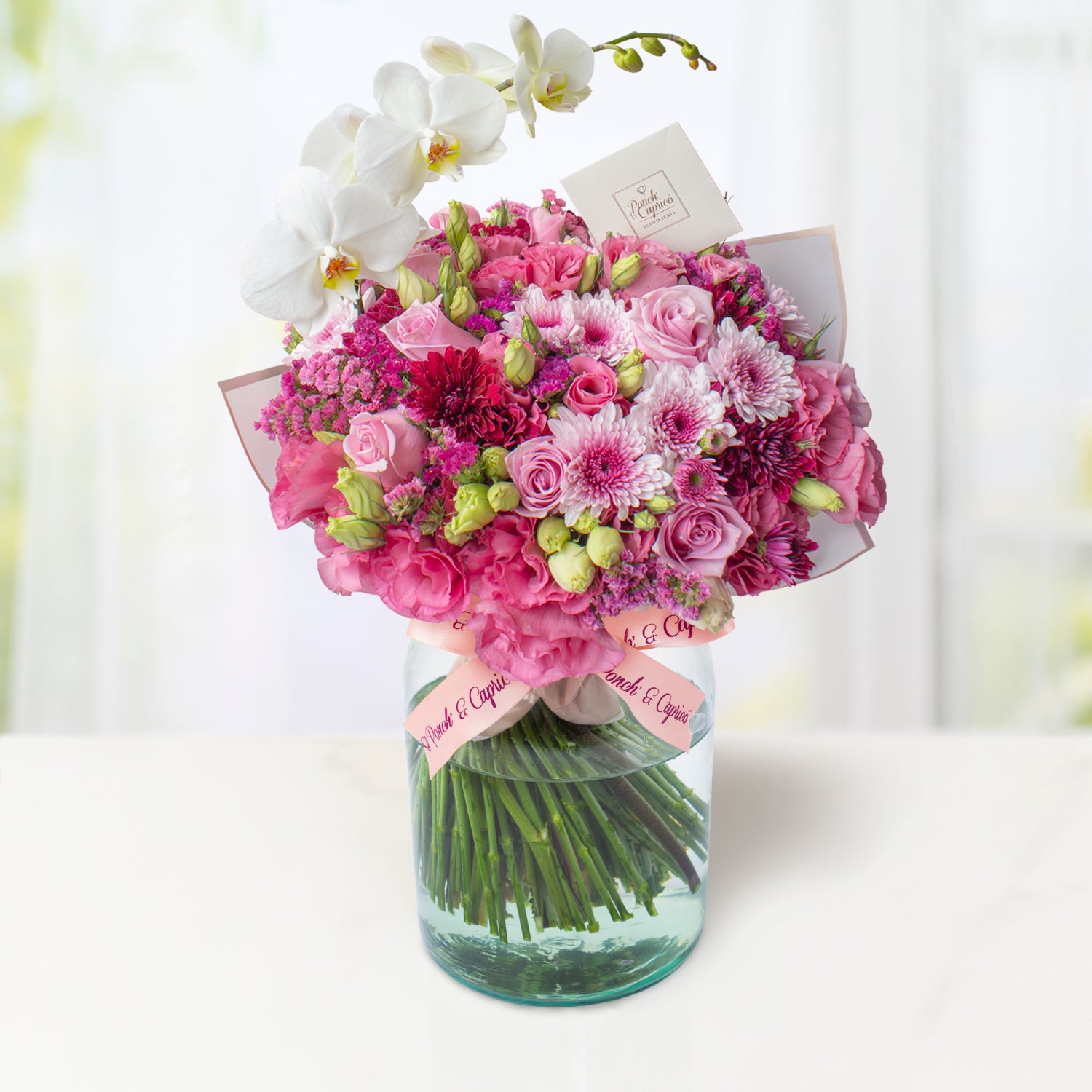 Arreglo Floral de Rosas Náuticas, Orquídea Blanca, Lisianthus Magenta y Moreliana -GI031-