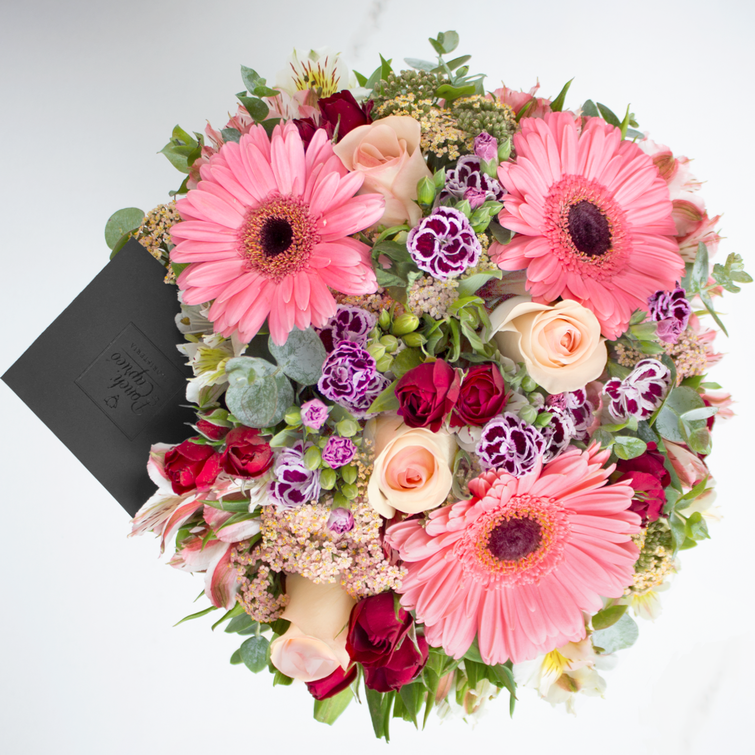 Arreglo floral de Gerberas Mixtas, Mini Rosas Rojas, Rosas Señorita Beige y Astromelia -GI018- | Globos y Regalos Teleglobos.com.mx.