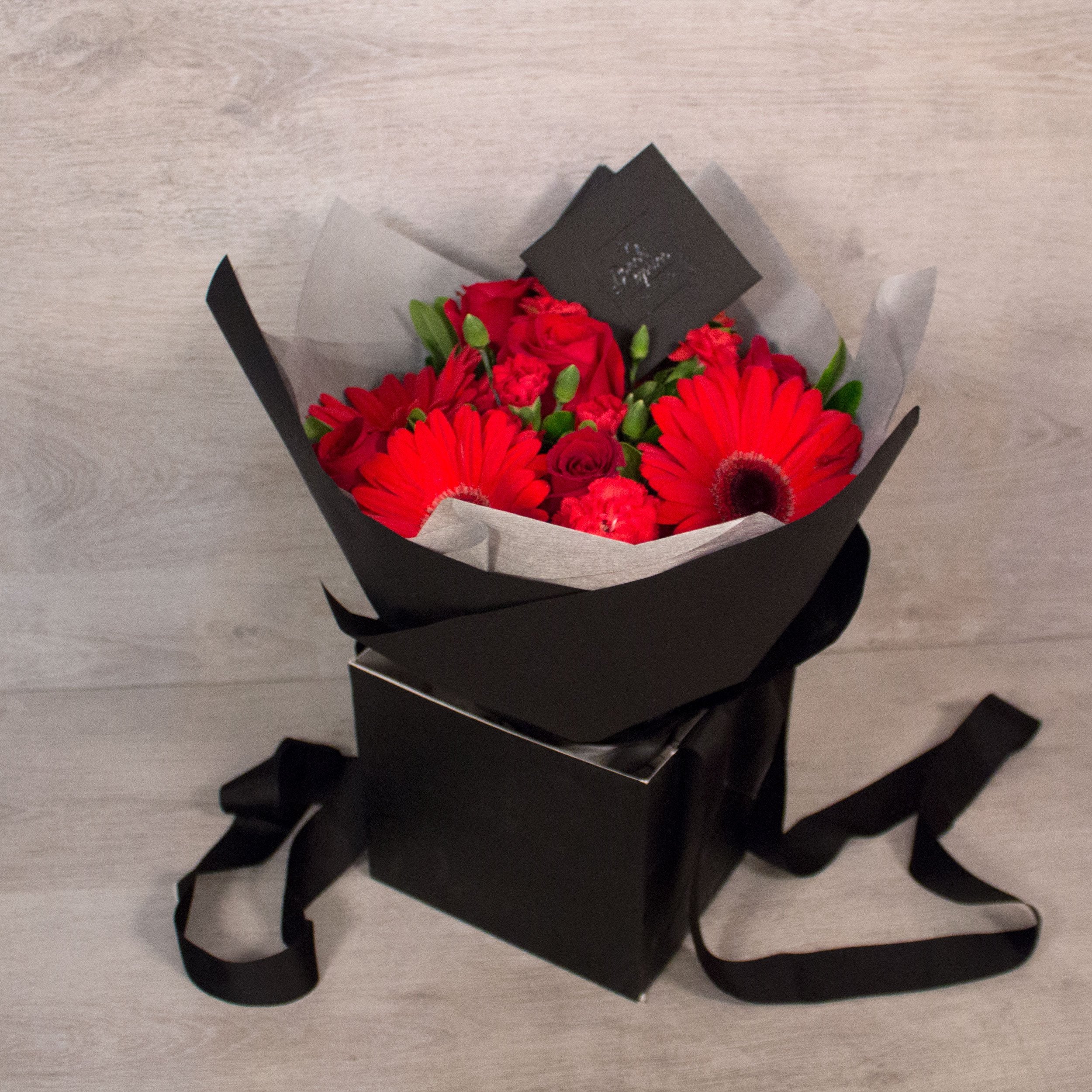 Bouquet de Rosas Rojas, Gerberas Rojas y Clavellinas Rojas | Globos y Regalos Teleglobos.com.mx.