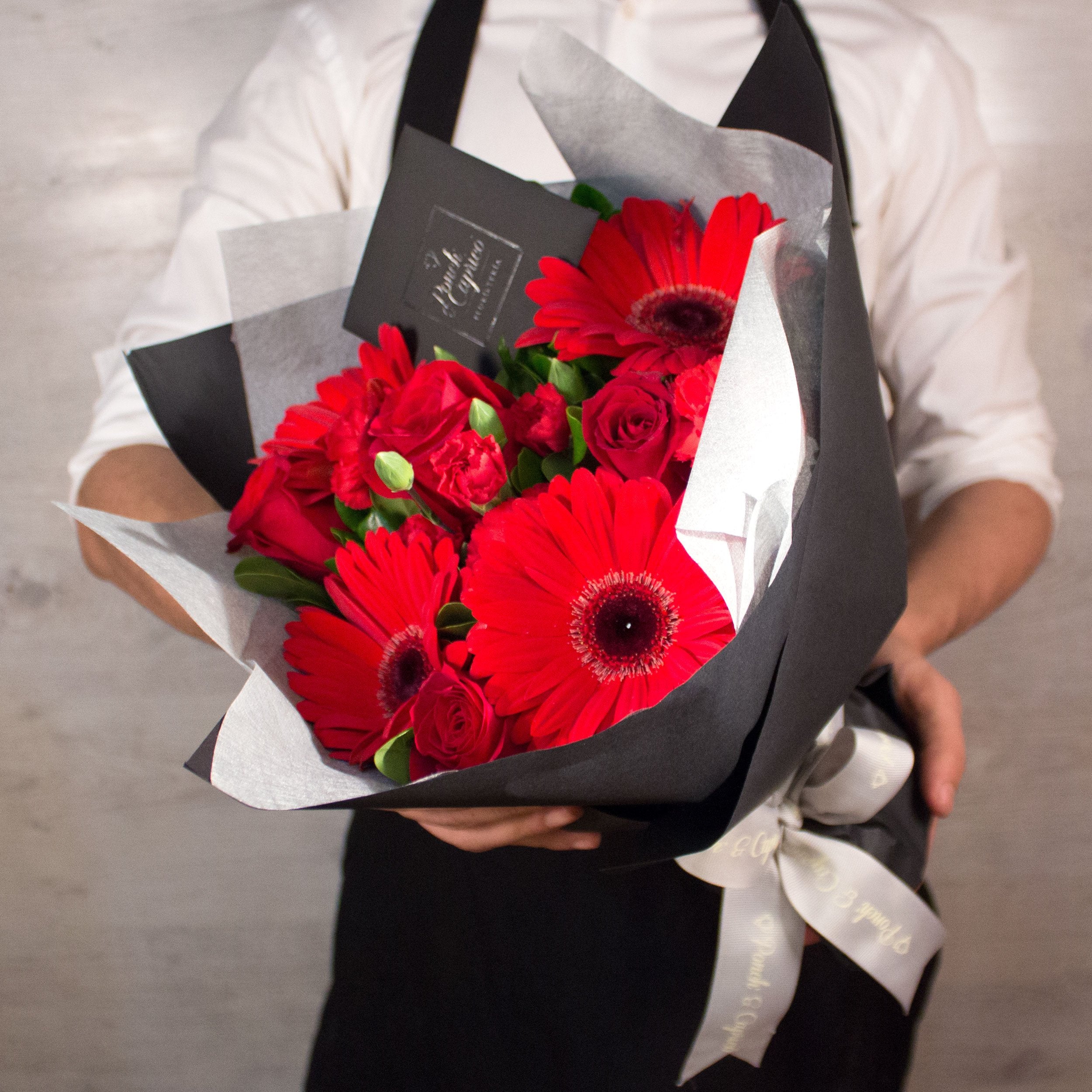 Bouquet de Rosas Rojas, Gerberas Rojas y Clavellinas Rojas | Globos y Regalos Teleglobos.com.mx.