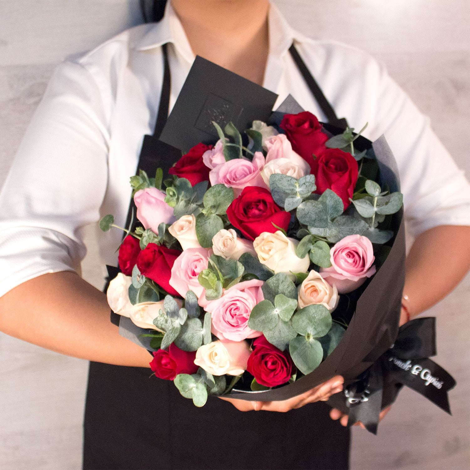 Bouquet Mix de 24 Rosas Surtidas -Rojas, Rosas, Beige- | Globos y Regalos Teleglobos.com.mx.