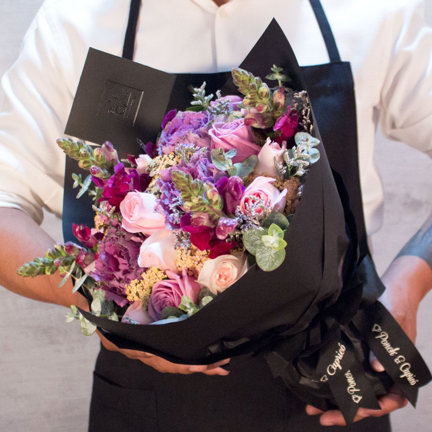 Mix lila y rosa con Rosas, Eucalipto, Limonio y Aquilea | Globos y Regalos Teleglobos.com.mx.