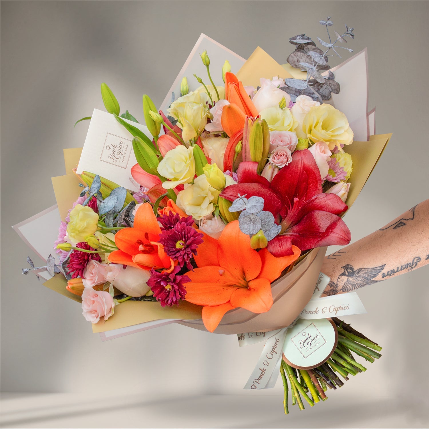 Arreglo de Rosas Señorita, Mix de Lillies, Lisianthus Crema y Eucalipto Preservado + Bunch de Globos Inspira - Metalic Dots - -SET073-