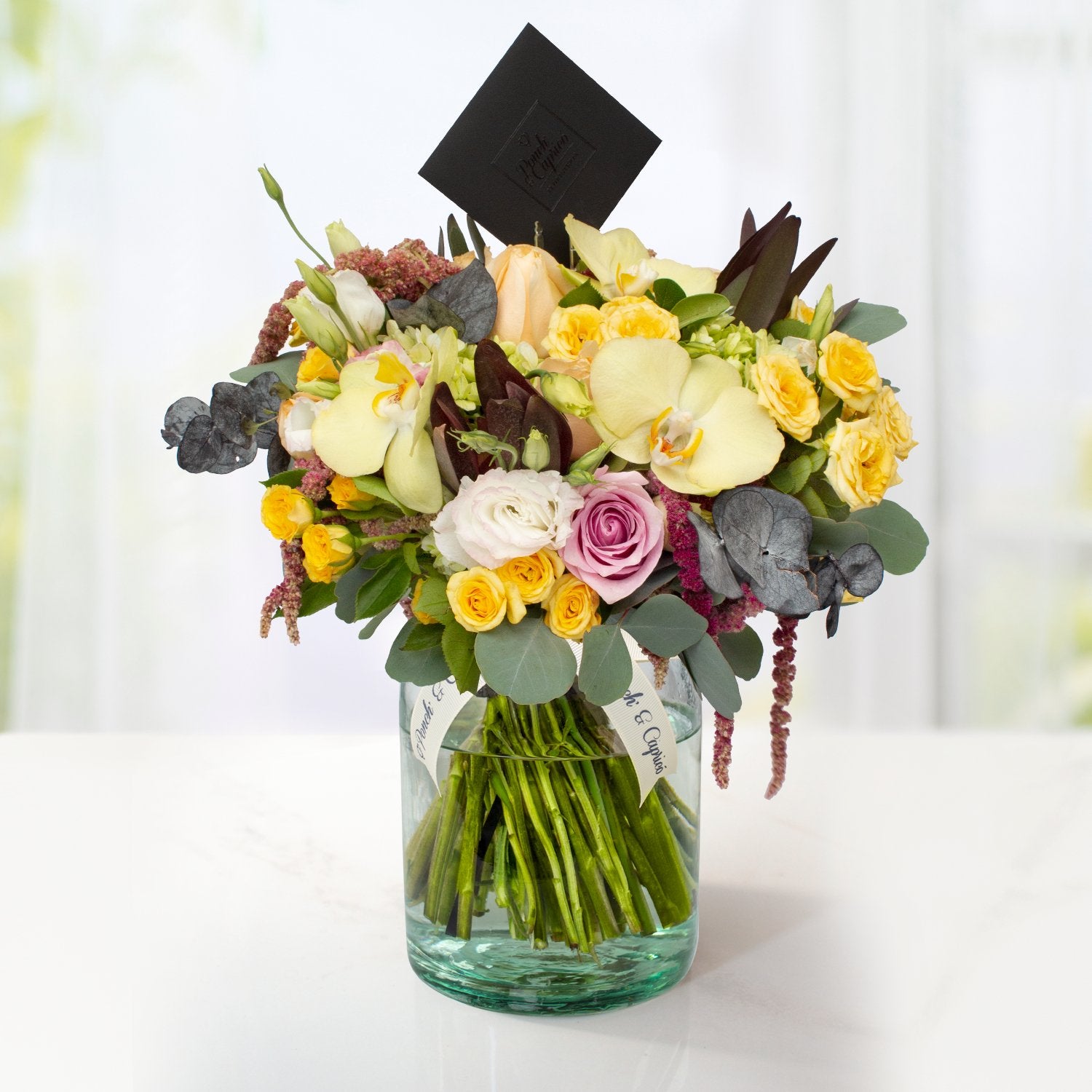 Arreglo floral de Orquídea Amarilla, Rosas Náuticas, Rosas Peach Avalanche, Lisianthus Pecoté Rosado y Dólar Marrón Preservado -GI022-