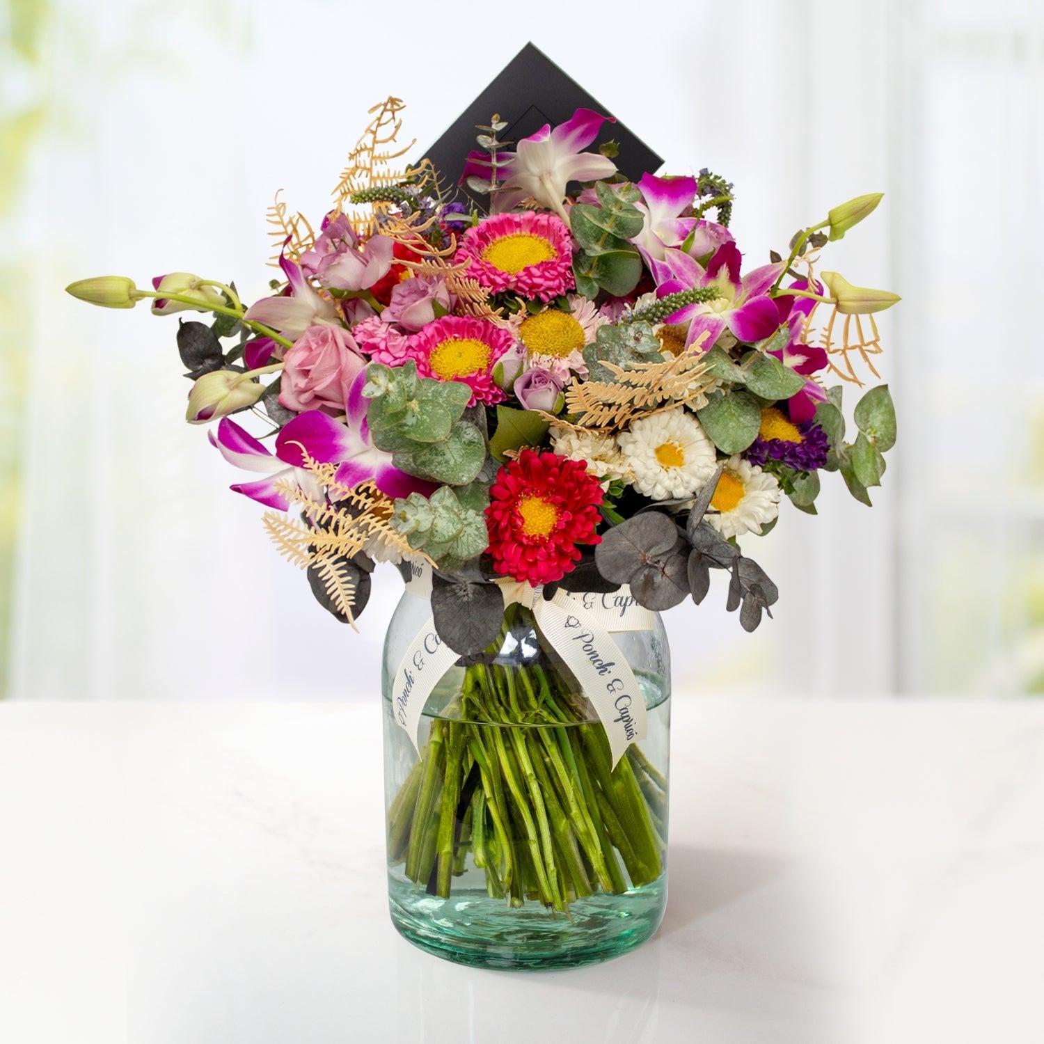 Arreglo floral de Orquídeas Moradas, Rosas Lilas, Leather Beige Preservado y Eucalipto -GI024-