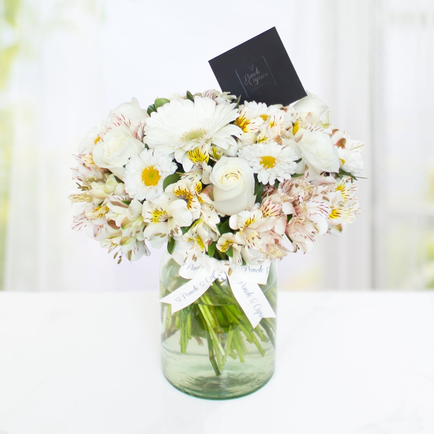 Arreglo floral de Rosas Blancas, Gerberas y Alstromelia -GI008- | Globos y Regalos Teleglobos.com.mx.