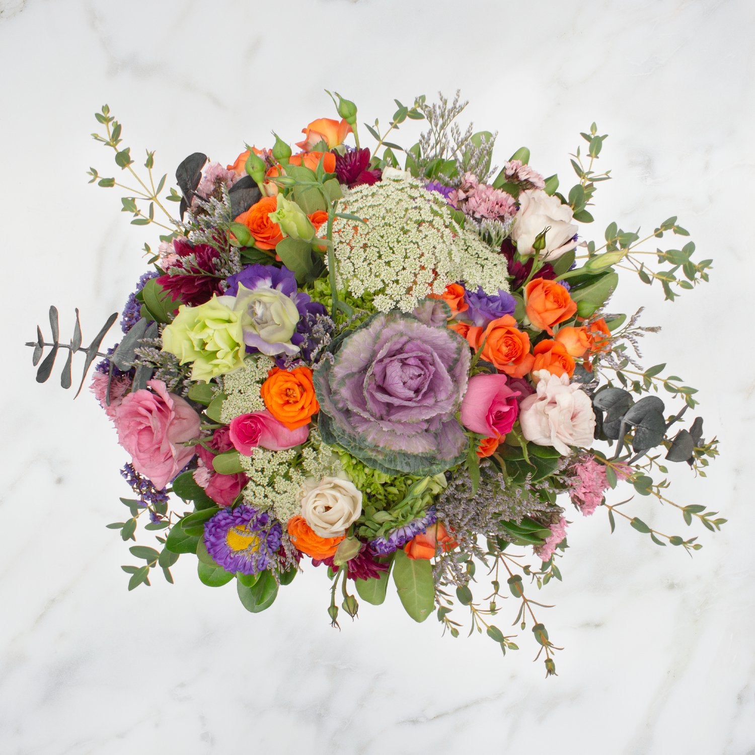 Arreglo floral de Rosas Blancas, Rosas Fucsia, Lisianthus Pecoté Morado, Mini Rosa Naranja y Dólar Verde Preservado -GI021-