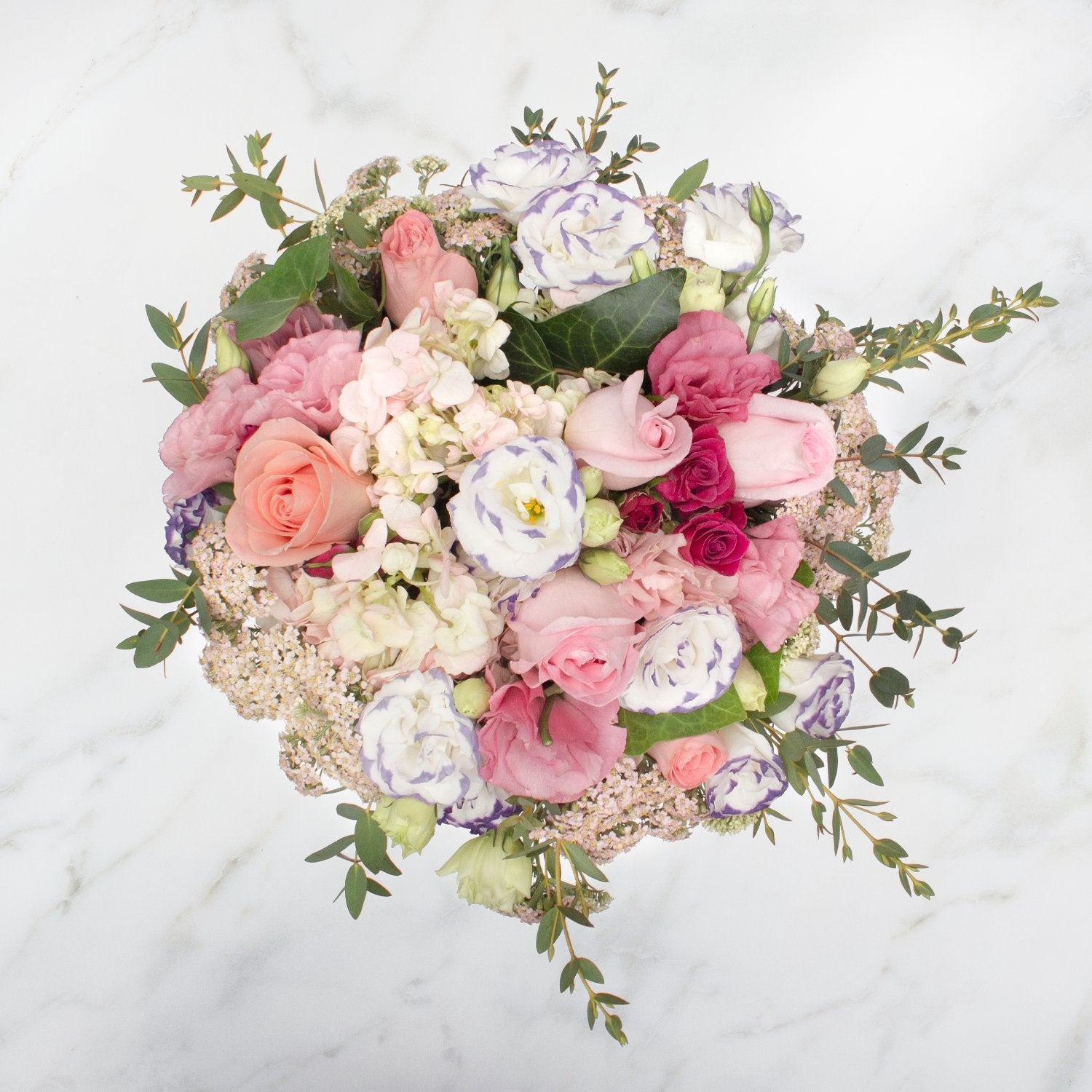 Arreglo floral de Rosas Caricia, Rosas Hermosas, Mini Rosas Fucsia, Lisianthus Carmín y Pecoté Morado -GI023-