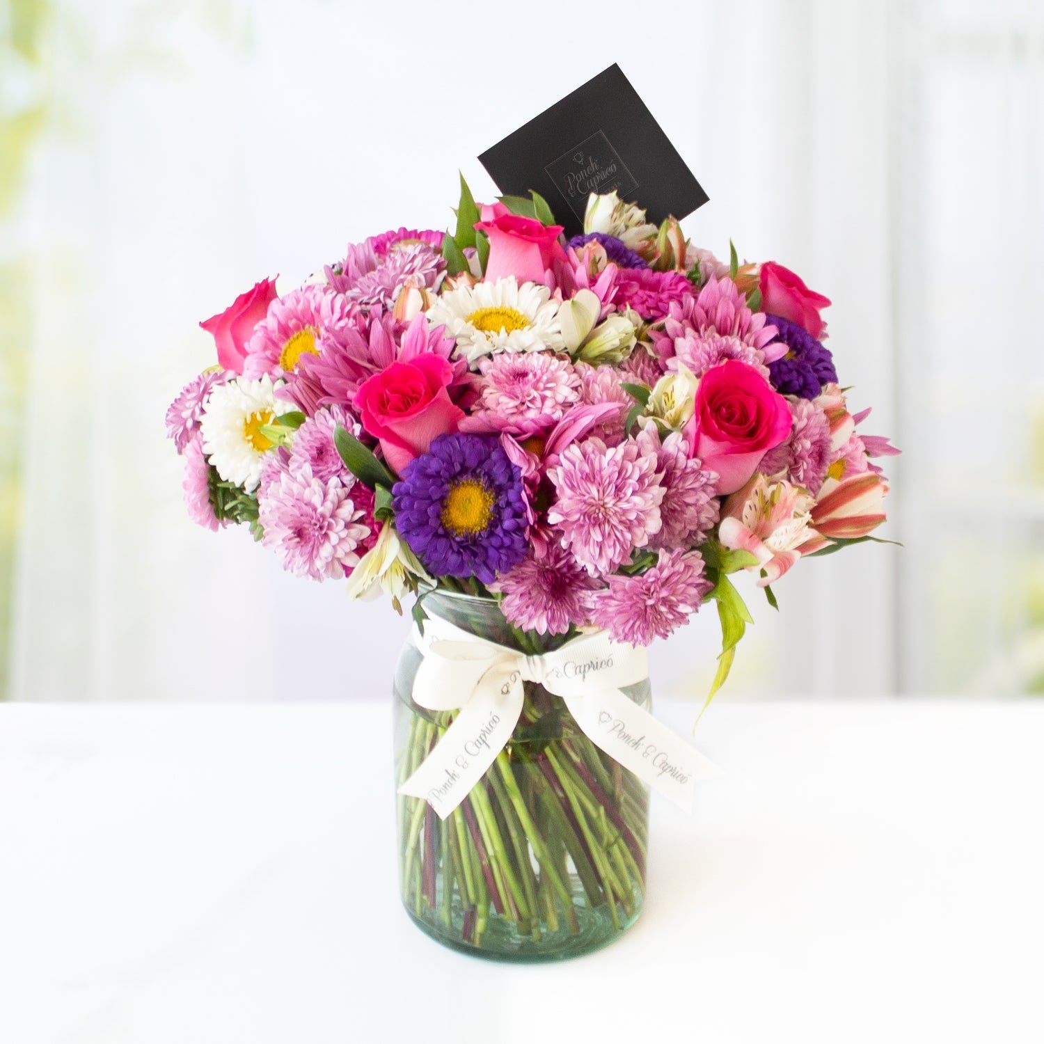 Arreglo floral de Rosas Fuchsia, Matsumoto y Margaritas -GI003- | Globos y Regalos Teleglobos.com.mx.