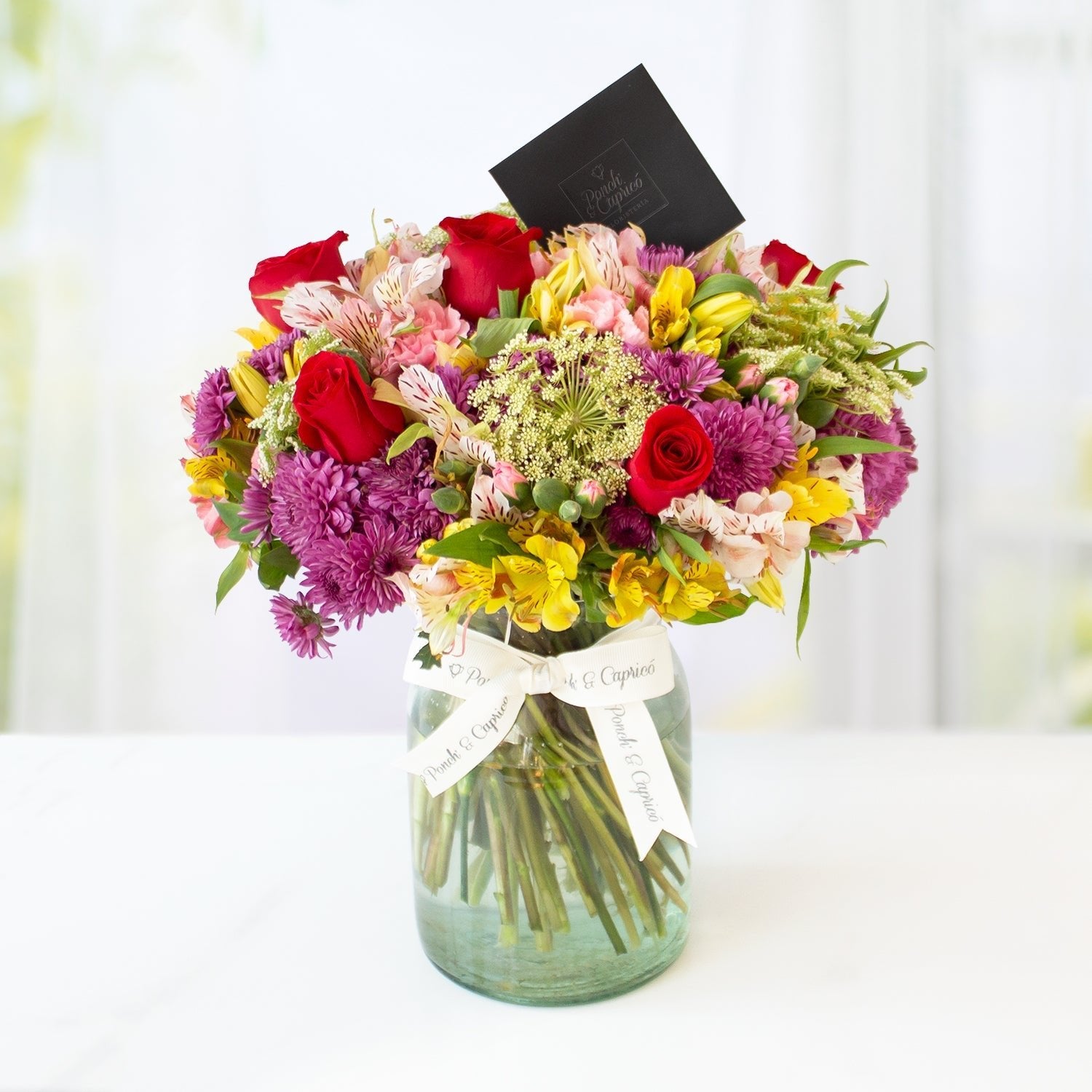 Arreglo floral de Rosas Rojas, Clavellinas y Morelianas -GI007- | Globos y Regalos Teleglobos.com.mx.