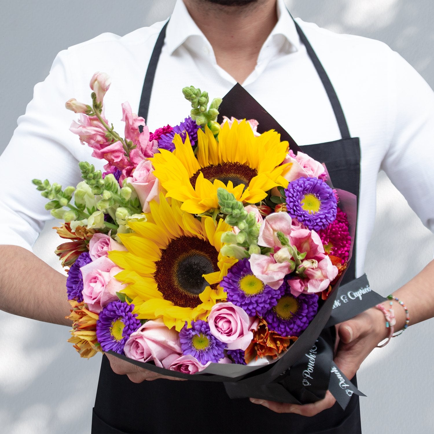 Bouquet de Girasol, Rosa Caricia y Dragón Amarillo Perrito + Bunch de Globos con Helio Personalizado -Te Amo- -SET057-