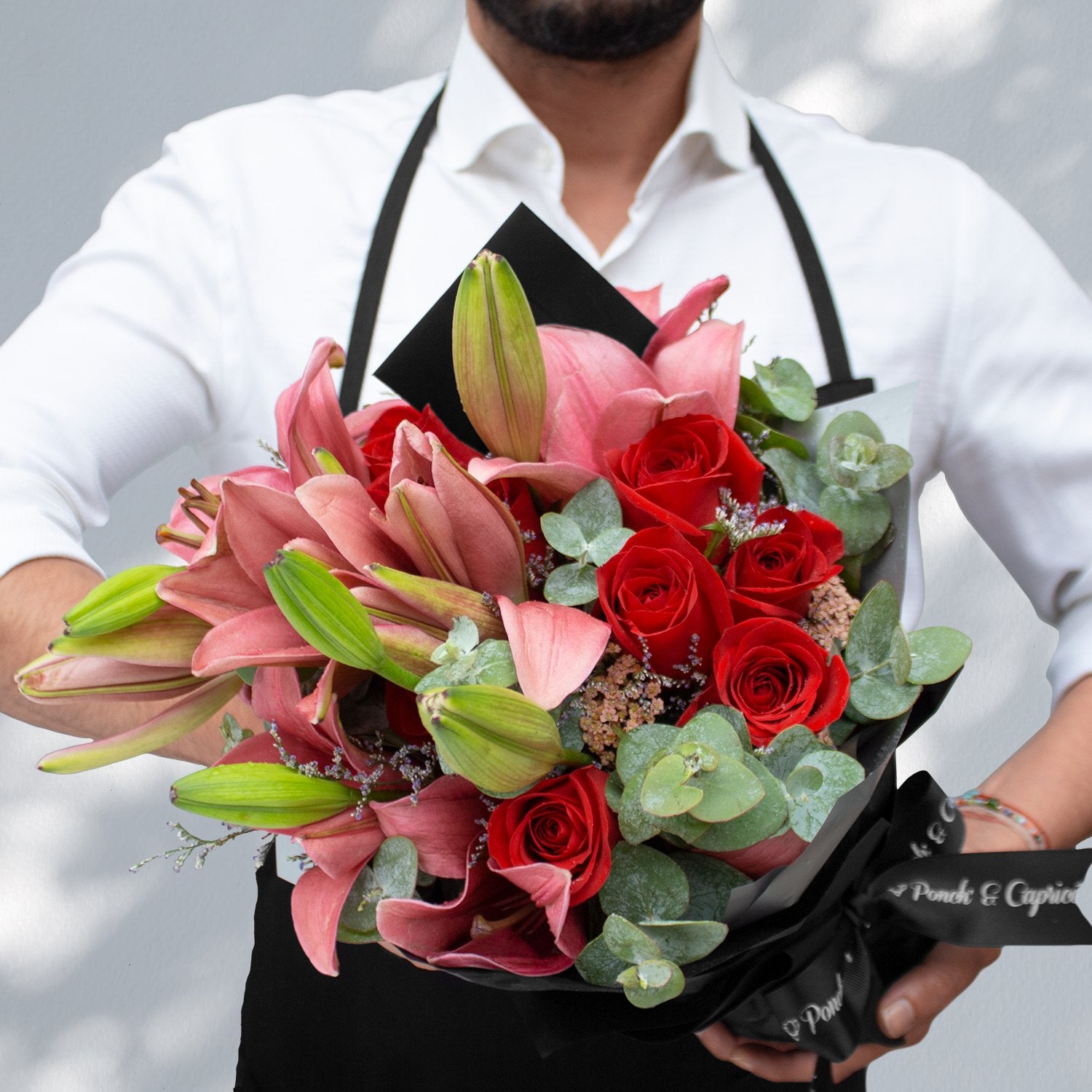 Bouquet de Rosas Rojas, Lillies y Aquilea | Globos y Regalos Teleglobos.com.mx.