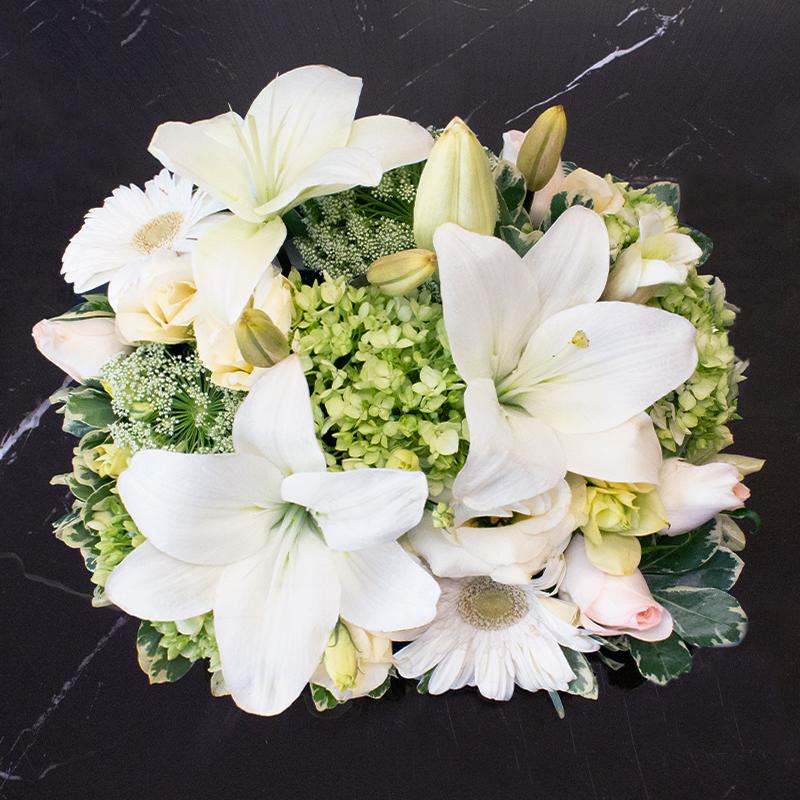 Canasta de Lillies Blancos, Lisianthus, Gerberas y Rosas | Globos y Regalos Teleglobos.com.mx.