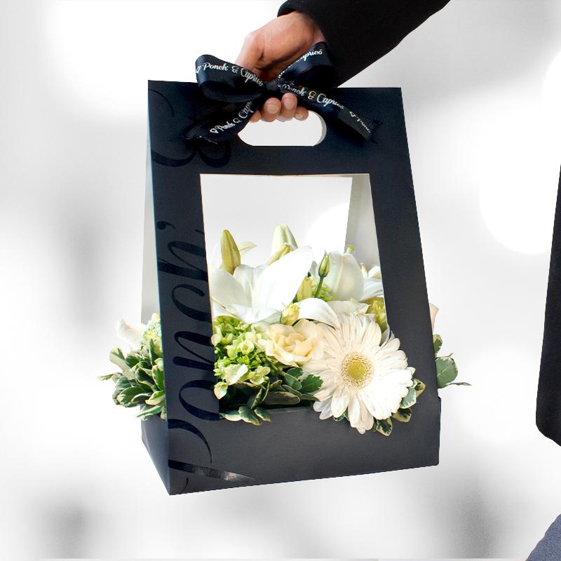 Canasta de Lillies Blancos, Lisianthus, Gerberas y Rosas | Globos y Regalos Teleglobos.com.mx.