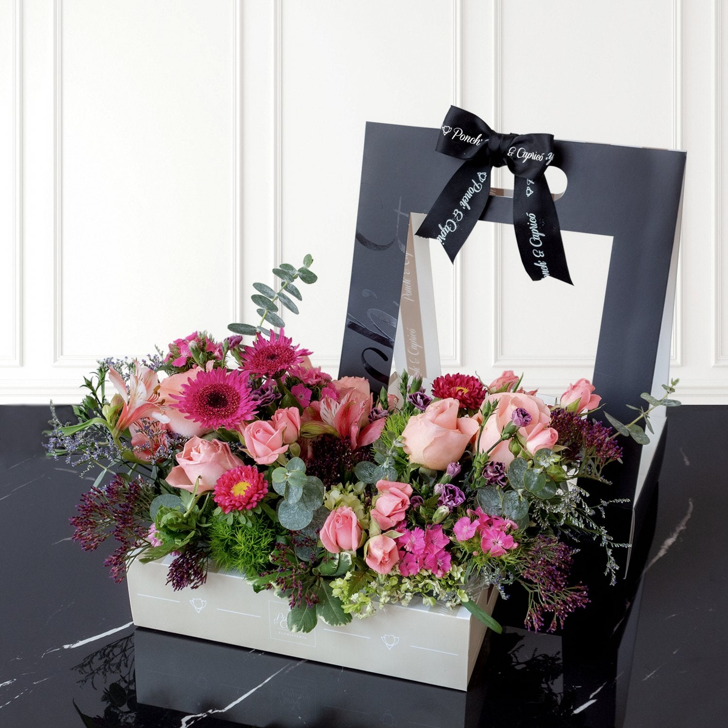 Canasta de Rosas Hermosas, Gerberas Fucsia y Mini Hermosas - PCAN027 -