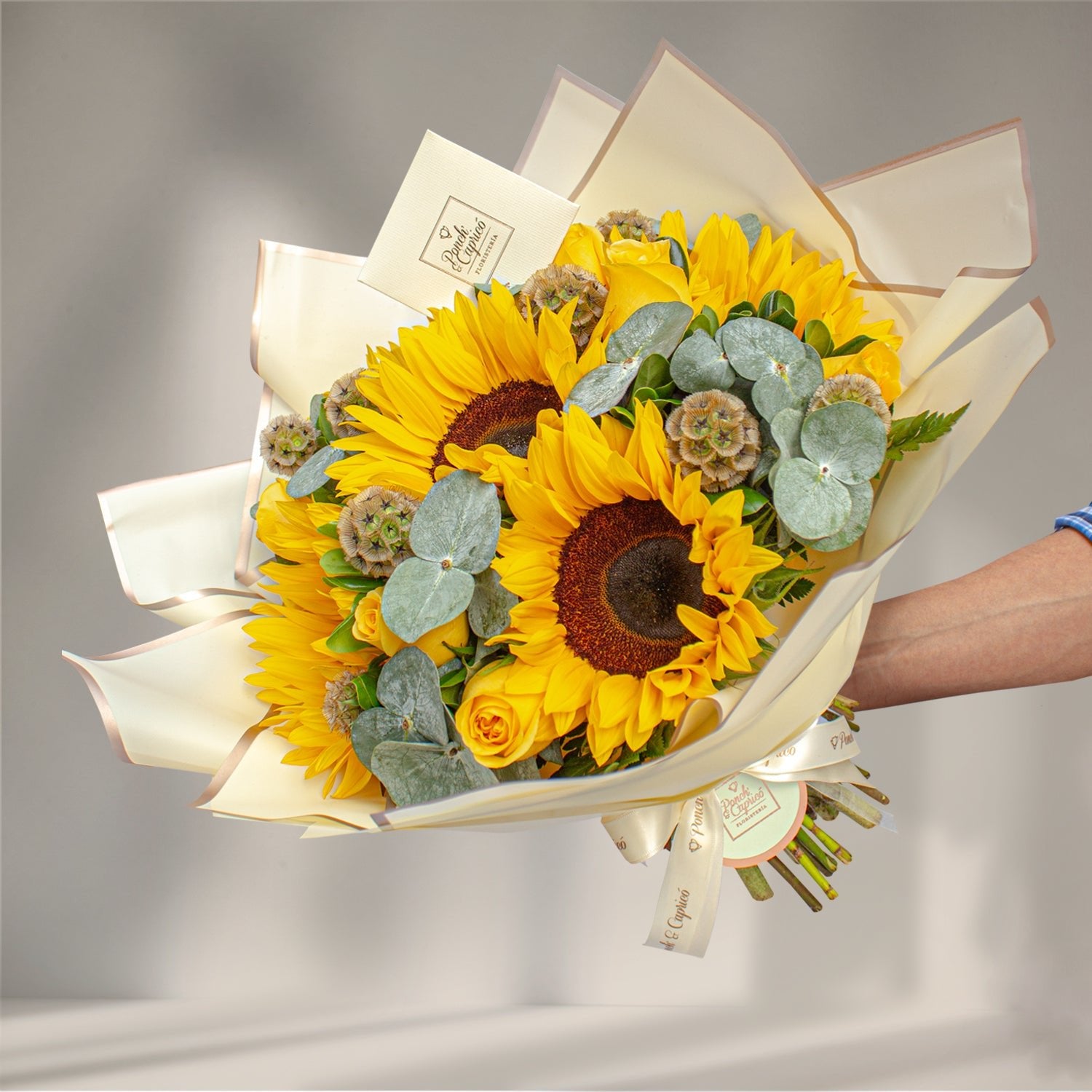 Girasoles, Rosas Amarillas, Leather y Escabiosa -ALA008-