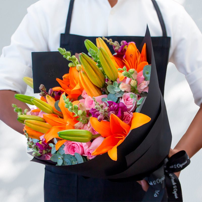 Lillies naranja, rosas y boca de dragón