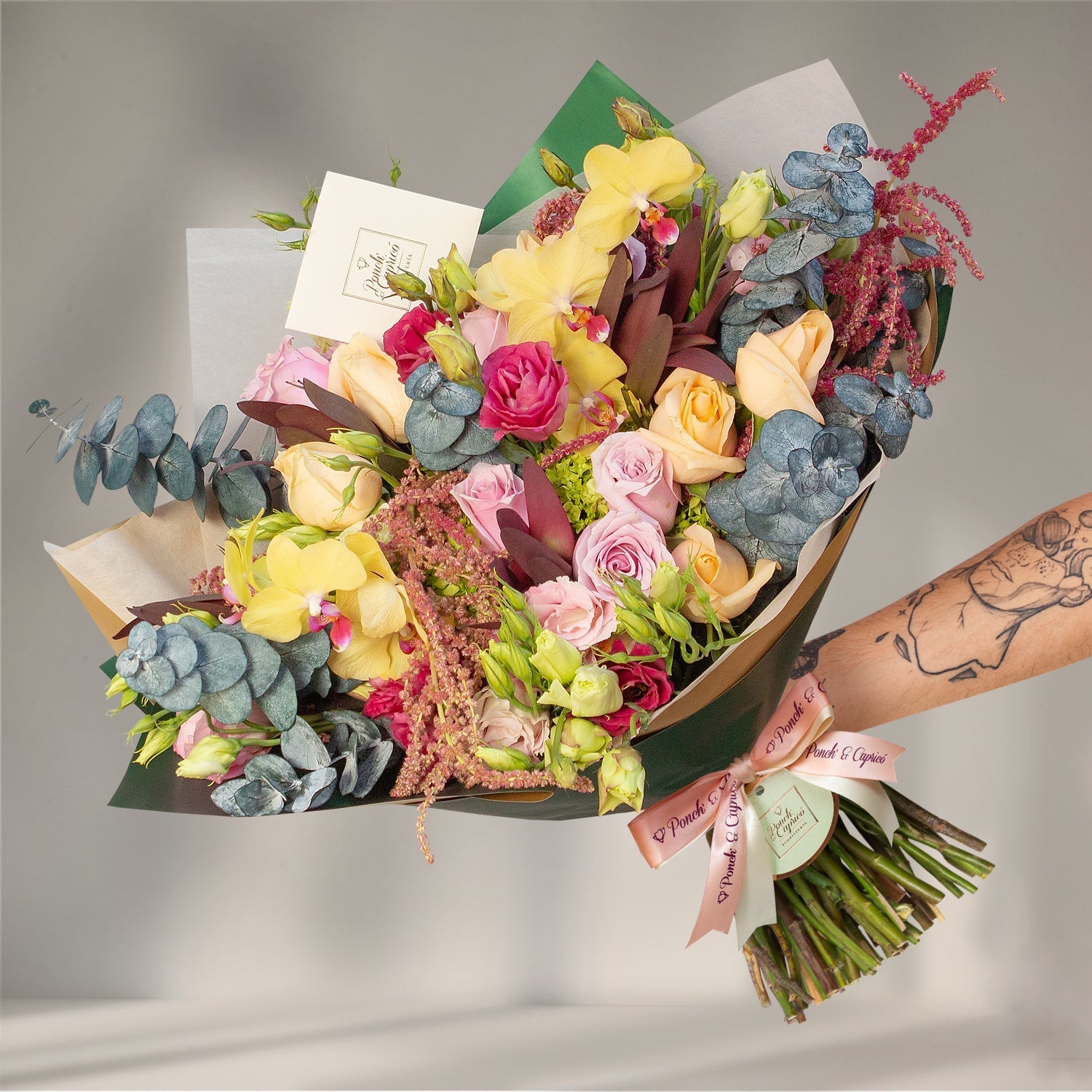 Orquídeas Amarillas, Rosas Náuticas, Lisianthus Místico, Rosas Peach Avalanche y Eucalipto -ALA022-