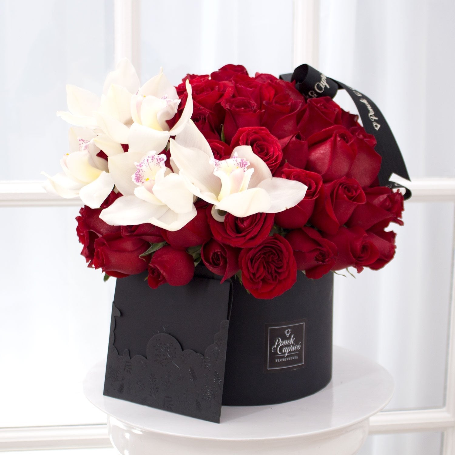 Orquídeas y 60 Rosas Rojas en Caja -Domo- | Globos y Regalos Teleglobos.com.mx.