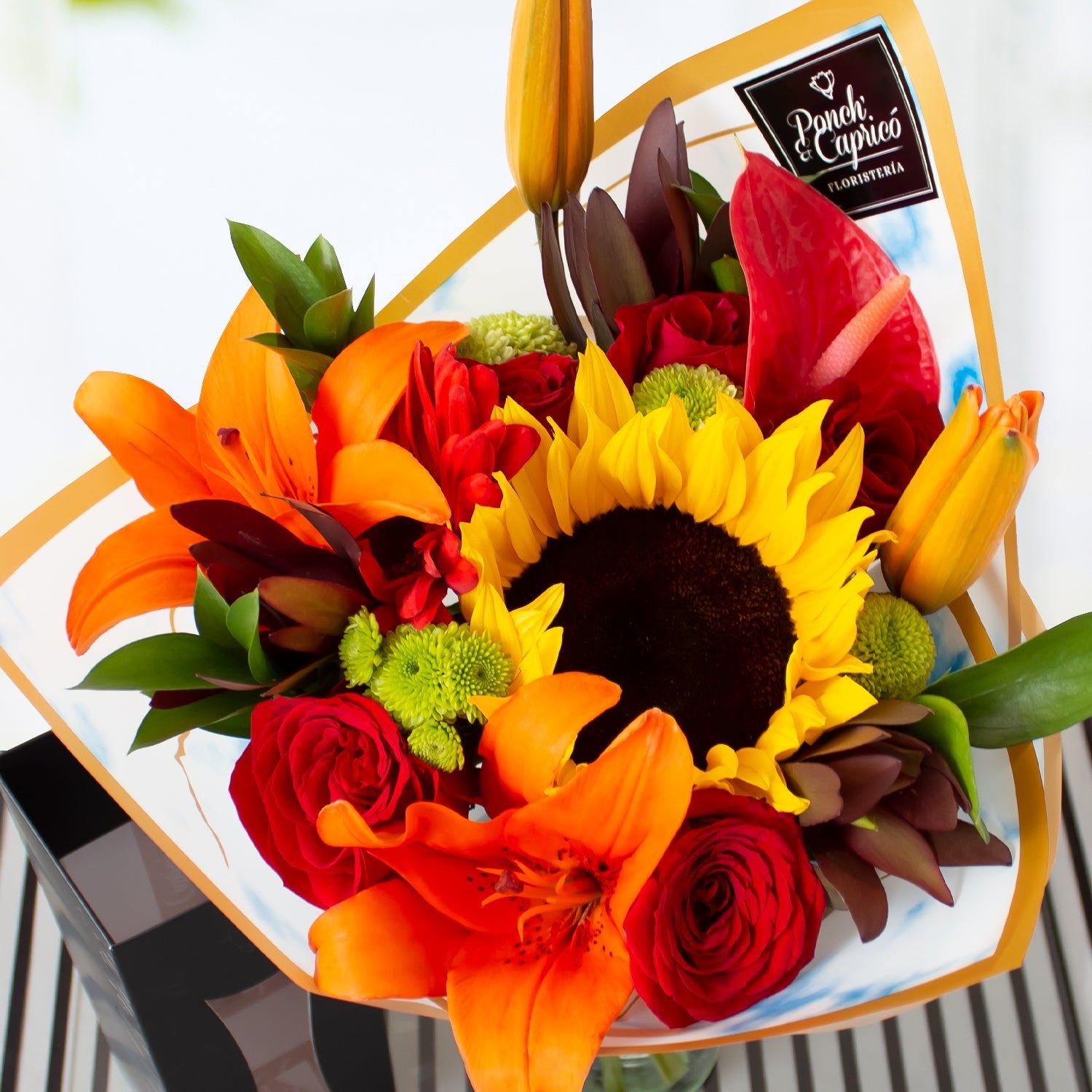 Ramillete de Girasol, Anturio, Rosas, Lillies, y Safari - PRAM026 | Globos y Regalos Teleglobos.com.mx.