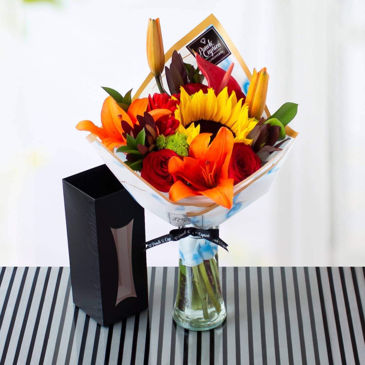 Ramillete de Girasol, Anturio, Rosas, Lillies, y Safari - PRAM026 | Globos y Regalos Teleglobos.com.mx.