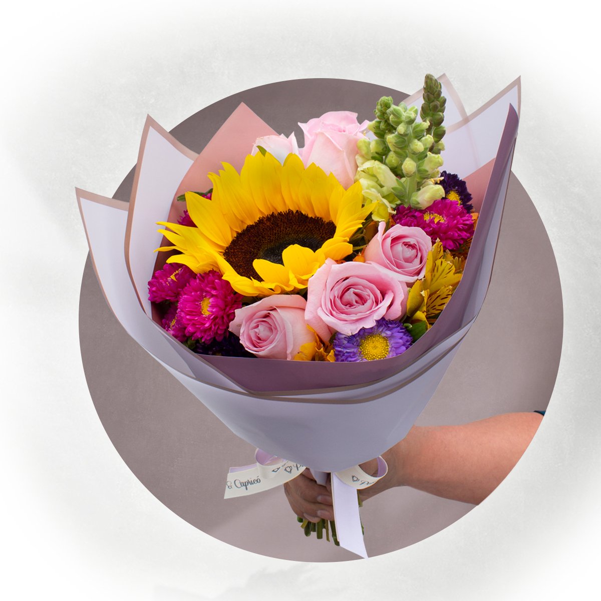Ramillete de Girasol, Rosa Caricia Rosada y Dragón Amarillo Perrito - PRAM028 | Globos y Regalos Teleglobos.com.mx.