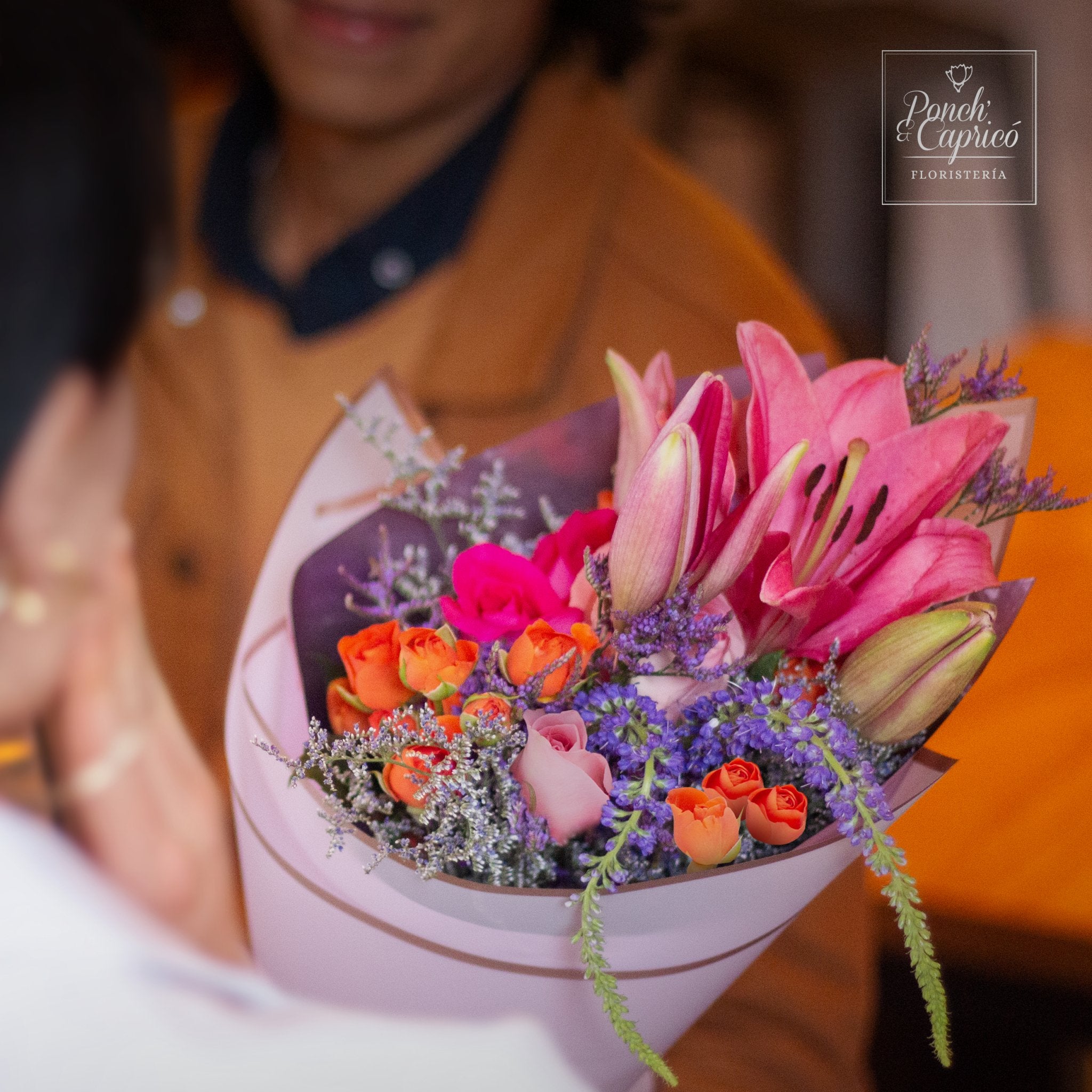 Ramillete de Mini Rosa Naranja, Lillies y Rosa Fucsia Topaz - PRAM027 | Globos y Regalos Teleglobos.com.mx.