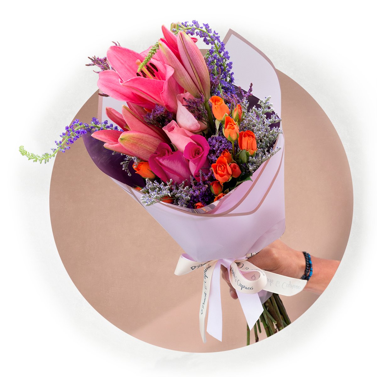 Ramillete de Mini Rosa Naranja, Lillies y Rosa Fucsia Topaz - PRAM027 | Globos y Regalos Teleglobos.com.mx.
