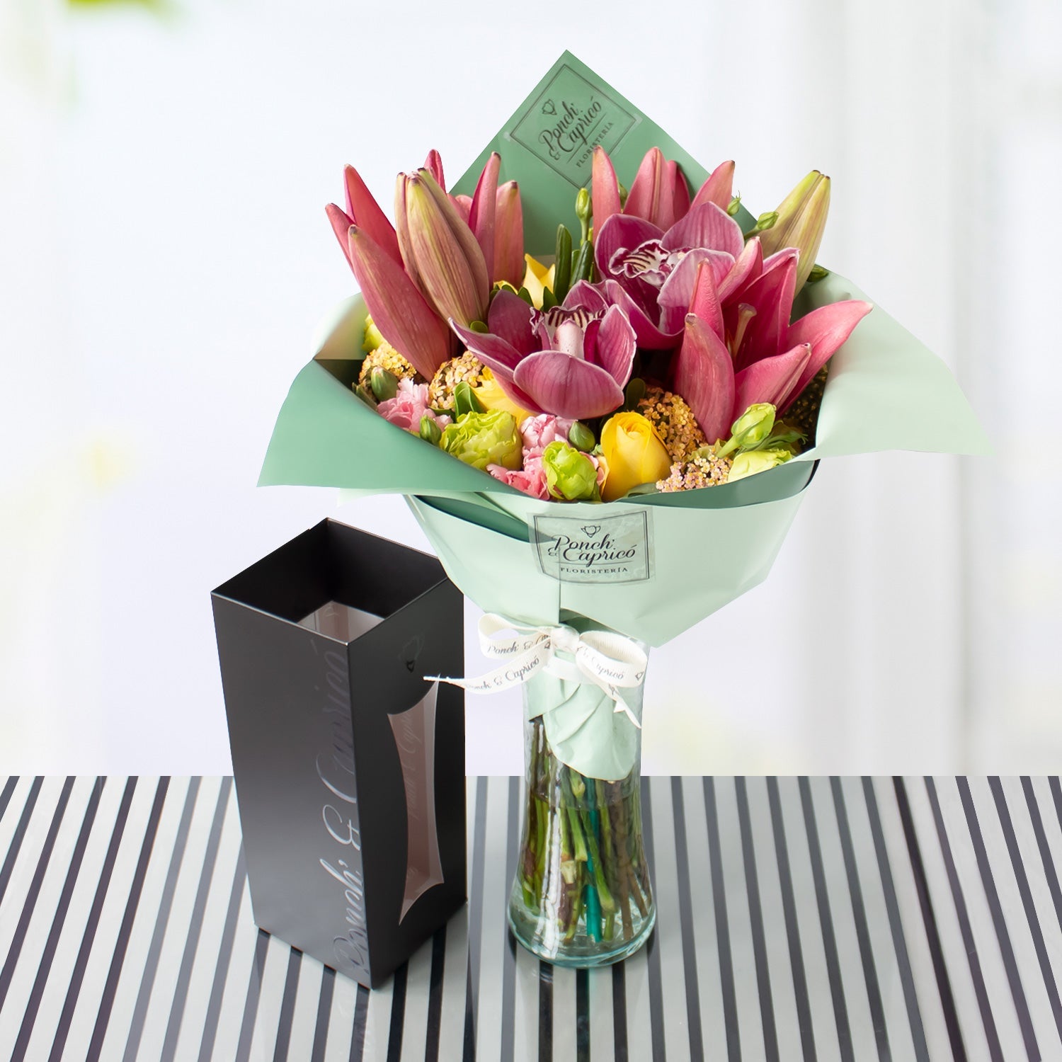 Ramillete de Orquídeas, Rosas, Lisianthus y Lillies - PRAM020 | Globos y Regalos Teleglobos.com.mx.