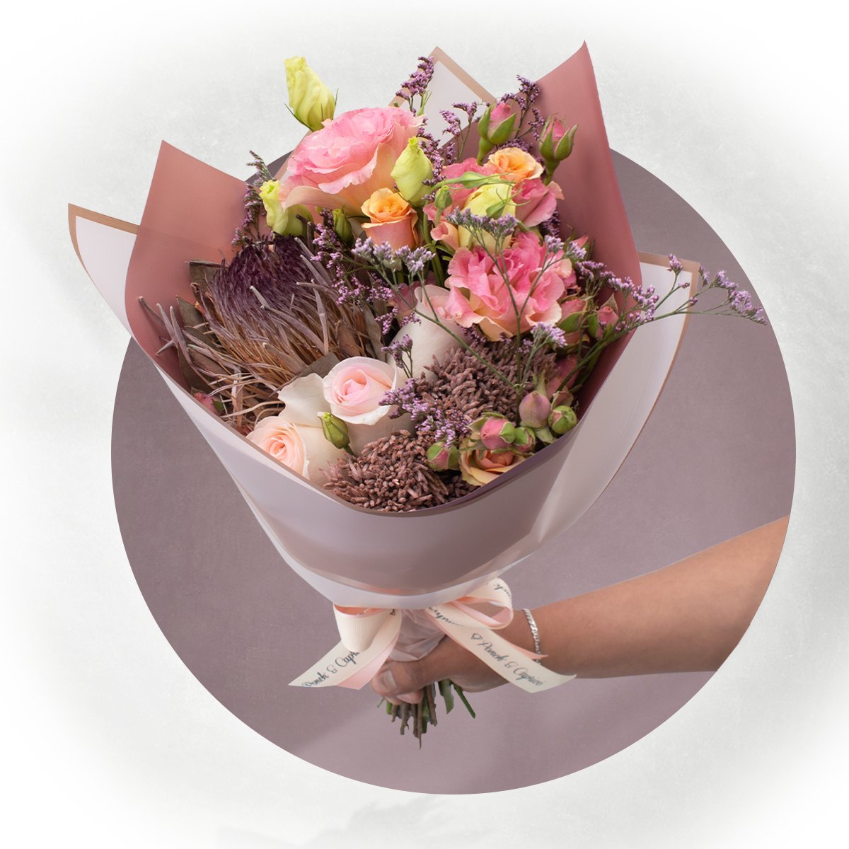 Ramillete de Protea Preservada, Rosas Beige. Lisianthus Durazno y Mini Rosa Hermosa - PRAM035 | Globos y Regalos Teleglobos.com.mx.