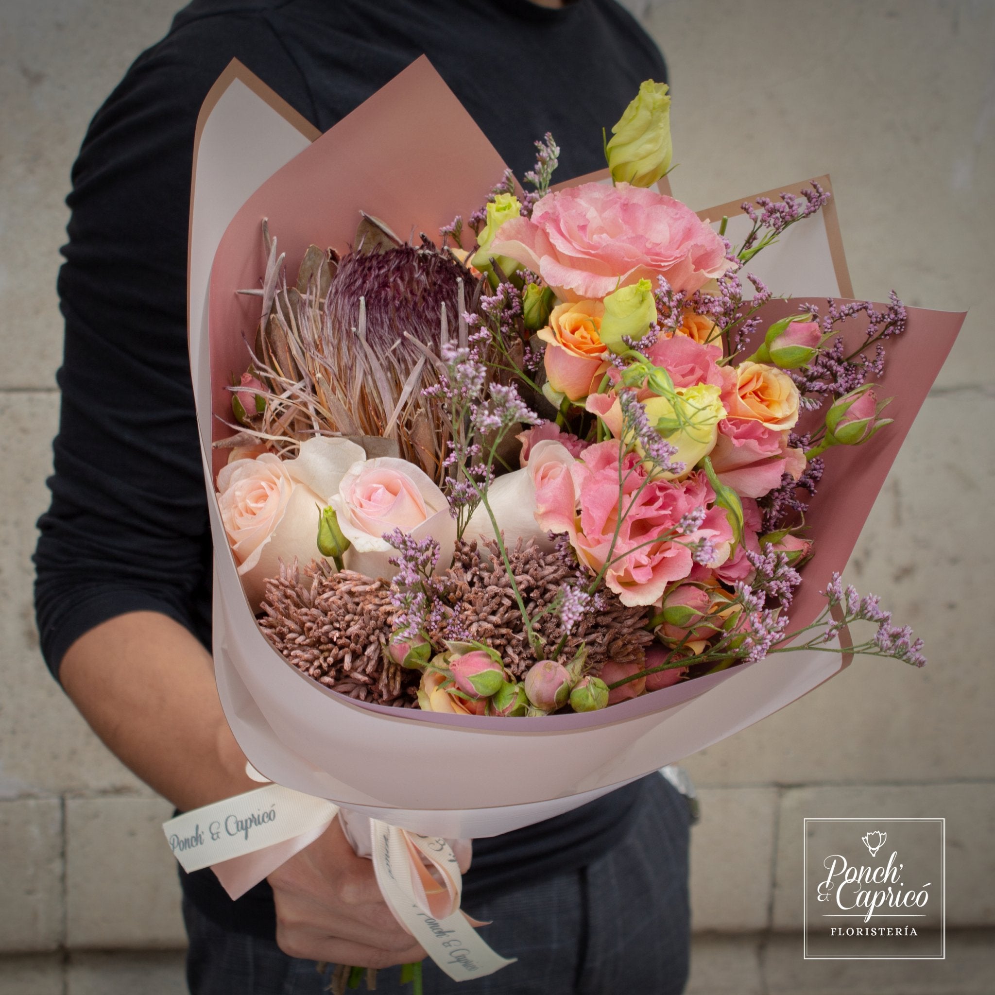 Ramillete de Protea Preservada, Rosas Beige. Lisianthus Durazno y Mini Rosa Hermosa - PRAM035 | Globos y Regalos Teleglobos.com.mx.