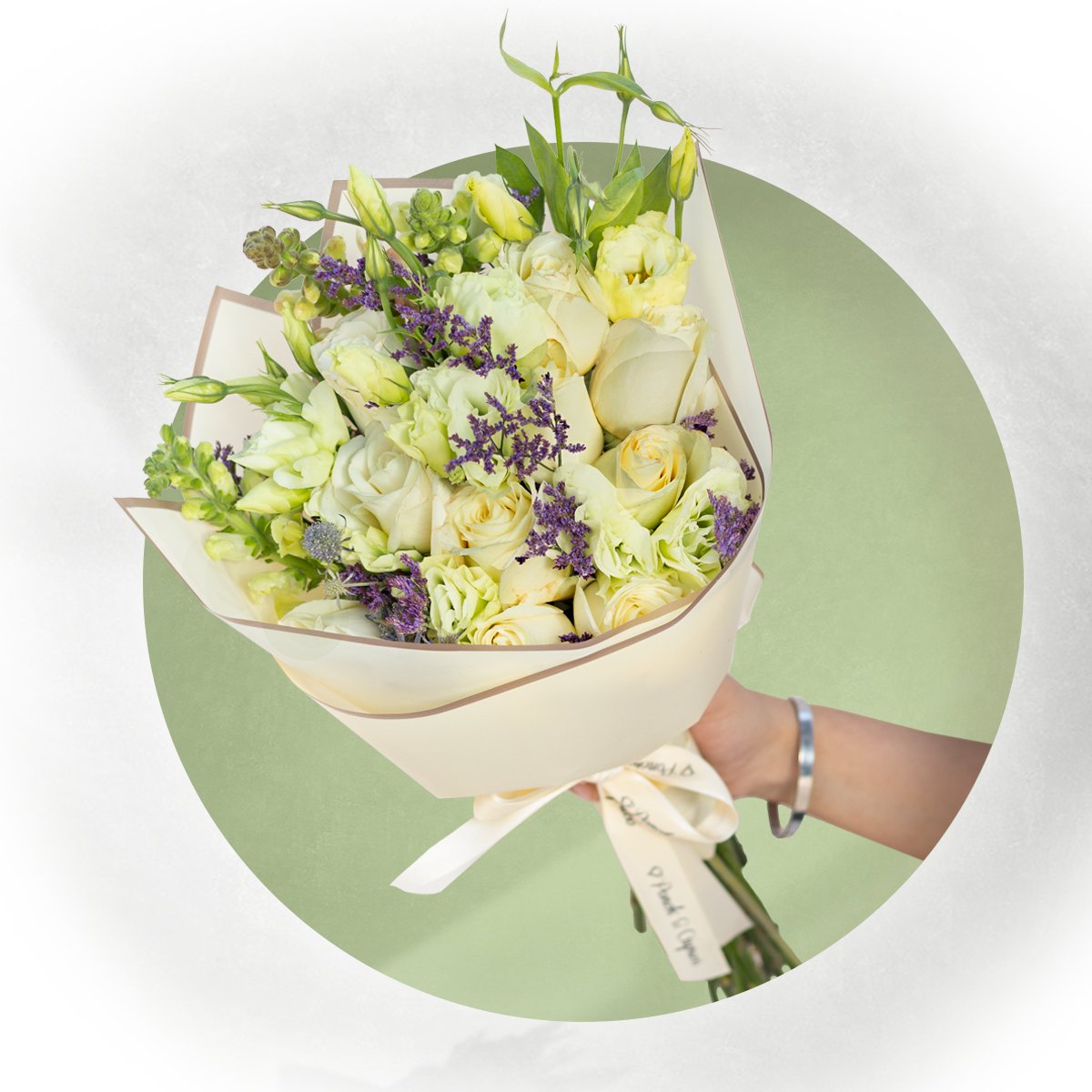 Ramillete de Rosa Blanca, Lisianthus Limón y Dragón Amarillo Perrito - PRAM037 | Globos y Regalos Teleglobos.com.mx.